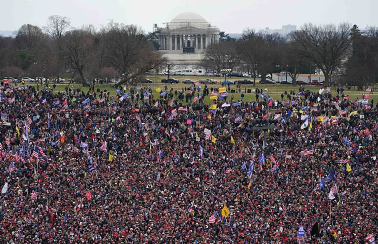 <p>തെരഞ്ഞെടുപ്പ് ഫലത്തെ നിലവിലെ പ്രസിഡന്‍റ് എതിര്‍ക്കുകയും അതിനെതിരെ കലാപം നയിക്കുകയും ചെയ്യുന്നത് അമേരിക്കന്‍ ജനാധിപത്യ ചരിത്രത്തിലാദ്യമായിട്ടാണ്. &nbsp;ഇത്തവണത്തെ തെരഞ്ഞെടുപ്പ് ഫലം വരുന്നതിന് മുന്നേ തന്നെ പ്രസിഡന്‍റ് ഡോണാള്‍ഡ് ട്രംപ് ഫലം അട്ടിമറിക്കപ്പെടാന്‍ സാധ്യതയുണ്ടെന്ന് ആരോപണം ഉന്നയിച്ചിരുന്നു.</p>