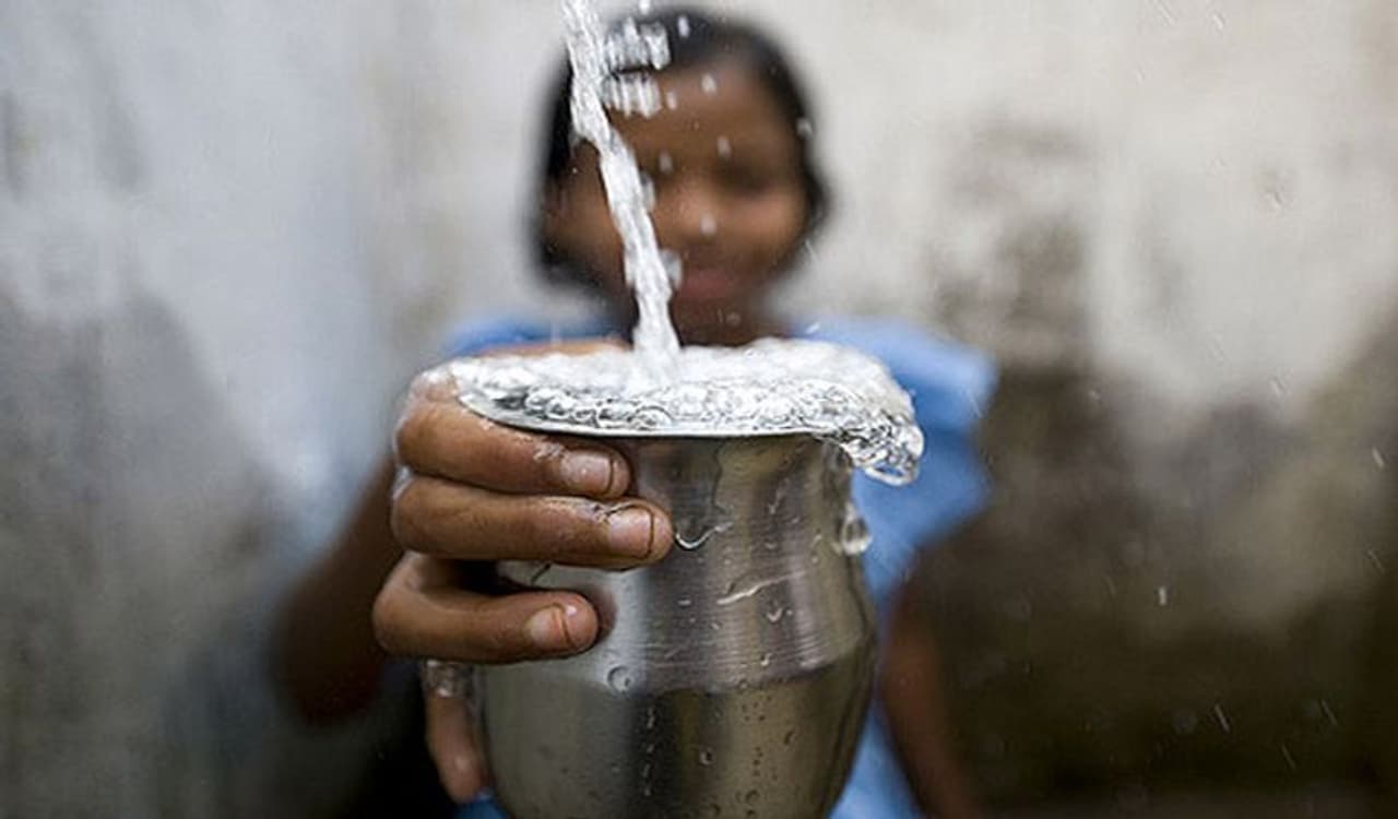 <p>ನೀರು ಪೋಲು ಆರ್ಥಿಕ ಸಂಕಷ್ಟವನ್ನು ಉಂಟುಮಾಡಬಹುದು. ಆದುದರಿಂದ ಒಂದೊಂದು ಹನಿ ನೀರನ್ನು ಸರಿಯಾಗಿ ಬಳಸಿ.</p> <p>ನೀರು ಪೋಲು ಆರ್ಥಿಕ ಸಂಕಷ್ಟವನ್ನು ಉಂಟುಮಾಡಬಹುದು. ಆದುದರಿಂದ ಒಂದೊಂದು ಹನಿ ನೀರನ್ನು ಸರಿಯಾಗಿ ಬಳಸಿ.</p>