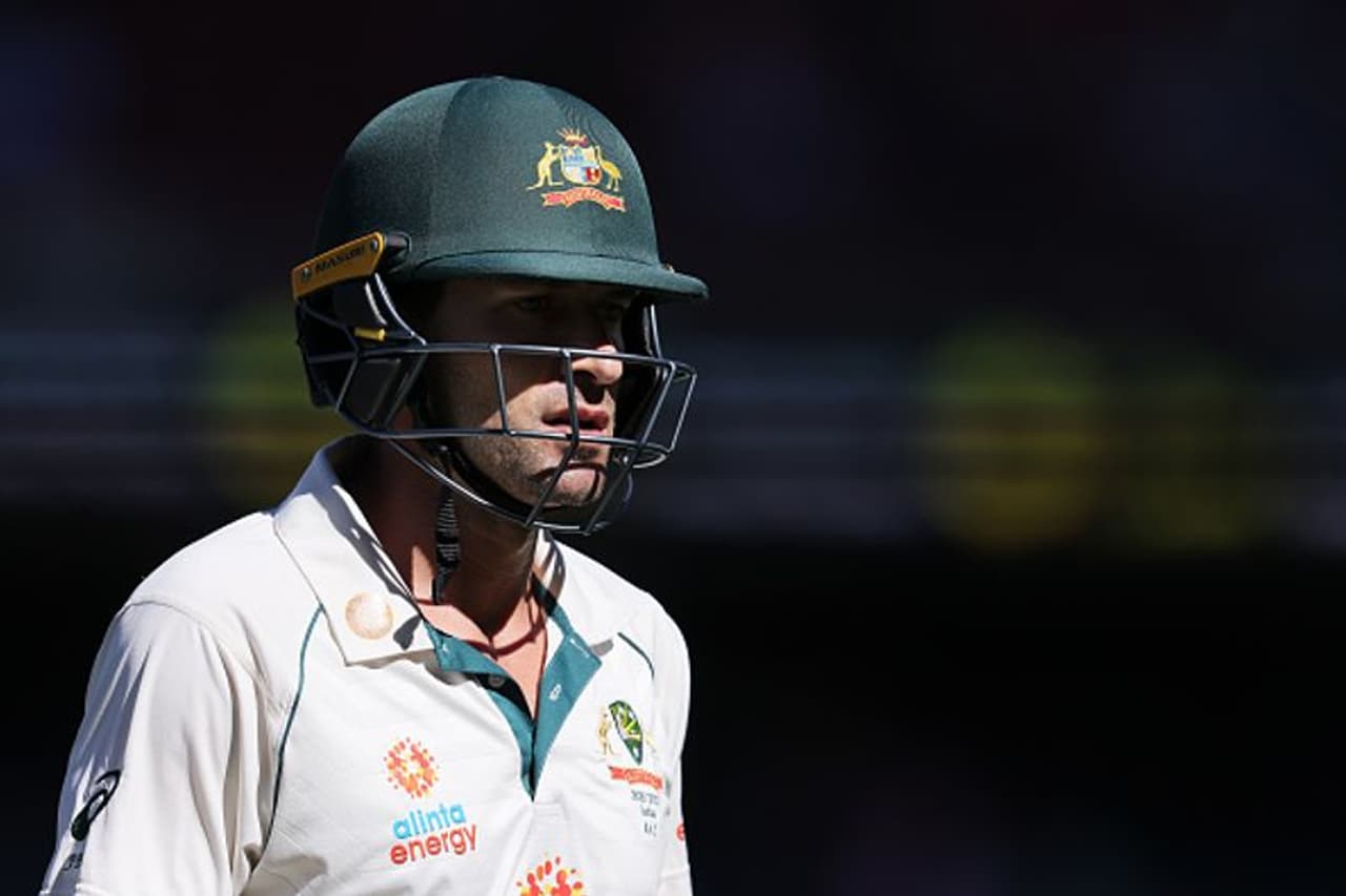 <p>&nbsp;</p><p>ഇന്ത്യക്കെതിരായ ടെസ്റ്റ് പരമ്പരയില്‍ ഇതുവരെ ഓസീസ് ഓപ്പണര്‍മാര്‍ കാലുറപ്പിച്ചിട്ടില്ല. ആദ്യ രണ്ട് ടെസ്റ്റിലും ദയനീയമായിരുന്നു ജോ ബേണ്‍സിന്‍റേയും മാത്യൂ വെയ്‌ഡിന്‍റേയും&nbsp;പ്രകടനം. ഇതോടെയാണ് വാര്‍ണര്‍ തിരിച്ചെത്തിയപ്പോള്‍ ഓപ്പണിംഗ് സഖ്യം ഓസീസ് പൂര്‍ണമായും പൊളിച്ചെഴുതിയത്.&nbsp;</p>