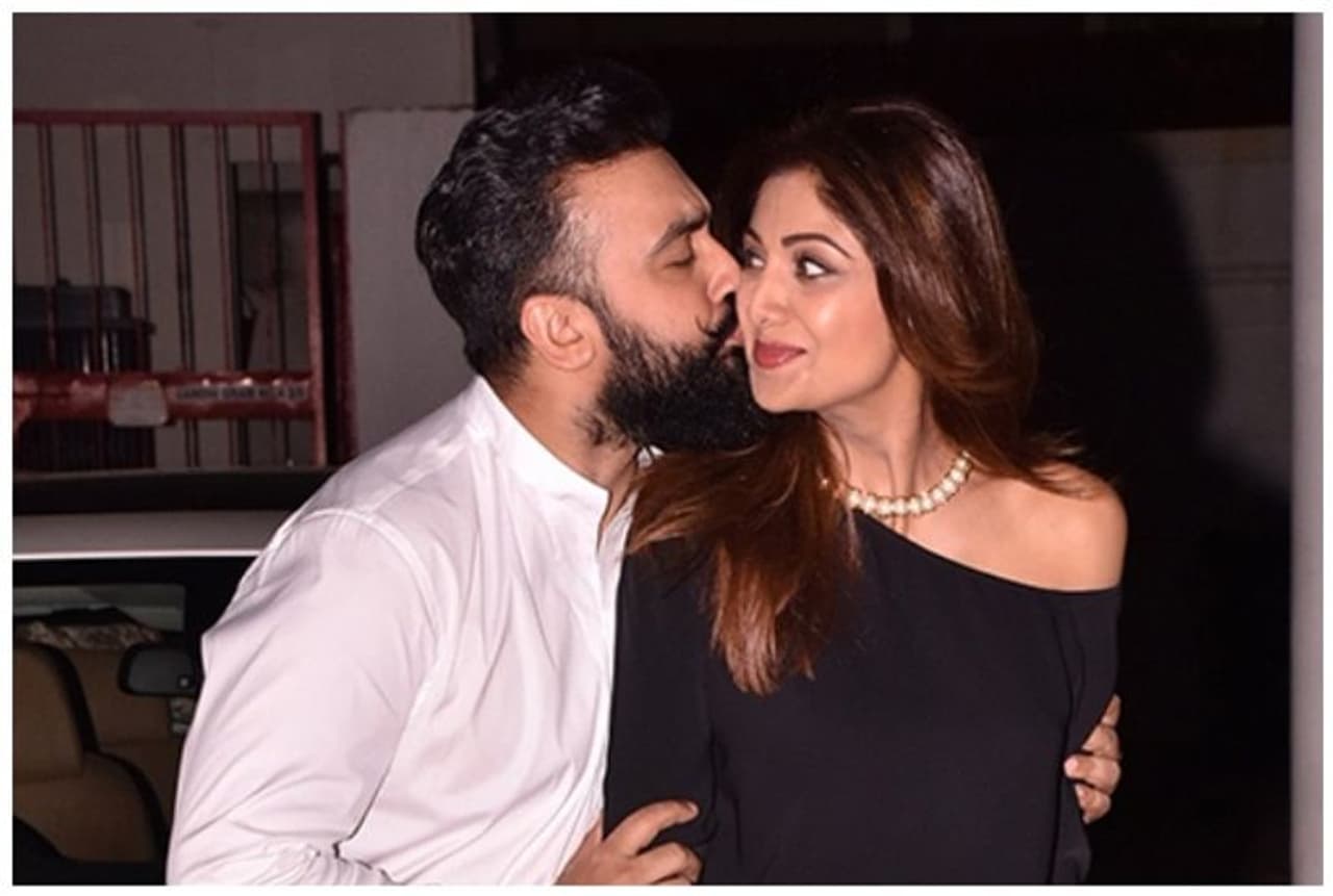 `సాగర కన్య`గా తెలుగు ఆడియెన్స్ ని అలరించి, తన స్లిమ్ అందంతో మంత్రముగ్దుల్ని చేసిన శిల్పా శెట్టి ముంబయికి చెందిన వ్యాపారవేత్త రాజ్కుంద్రాని 2009లో వివాహం చేసుకుంది. అయితే తన మొదటి కుమారుడు వియాన్ జన్మించడానికి ముందు ఓ బేబీని కోల్పోయింది శిల్పా. తాను మొదట అబార్షన్ చేయించుకుంది. `సాగర కన్య`గా తెలుగు ఆడియెన్స్ ని అలరించి, తన స్లిమ్ అందంతో మంత్రముగ్దుల్ని చేసిన శిల్పా శెట్టి ముంబయికి చెందిన వ్యాపారవేత్త రాజ్కుంద్రాని 2009లో వివాహం చేసుకుంది. అయితే తన మొదటి కుమారుడు వియాన్ జన్మించడానికి ముందు ఓ బేబీని కోల్పోయింది శిల్పా. తాను మొదట అబార్షన్ చేయించుకుంది.