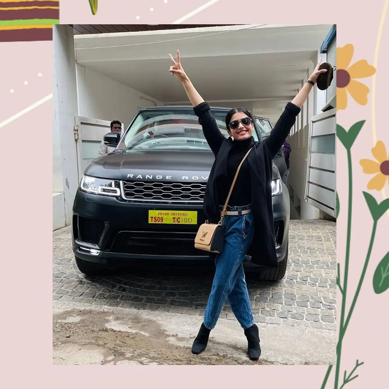 రష్మిక మందన్నా లగ్జరీ కారు రేంజ్ రోవర్ని కొనుగోలు చేసింది. ఈ విషయాన్ని చెబుతూ, ఫోటోని ఇన్స్టా ద్వారా అభిమానులతో పంచుకుంది. ఈ స్థాయికి చేరుకోవడానికి అభిమానులు, వారి ప్రేమే కారణమని తెలిపింది. రష్మిక మందన్నా లగ్జరీ కారు రేంజ్ రోవర్ని కొనుగోలు చేసింది. ఈ విషయాన్ని చెబుతూ, ఫోటోని ఇన్స్టా ద్వారా అభిమానులతో పంచుకుంది. ఈ స్థాయికి చేరుకోవడానికి అభిమానులు, వారి ప్రేమే కారణమని తెలిపింది.