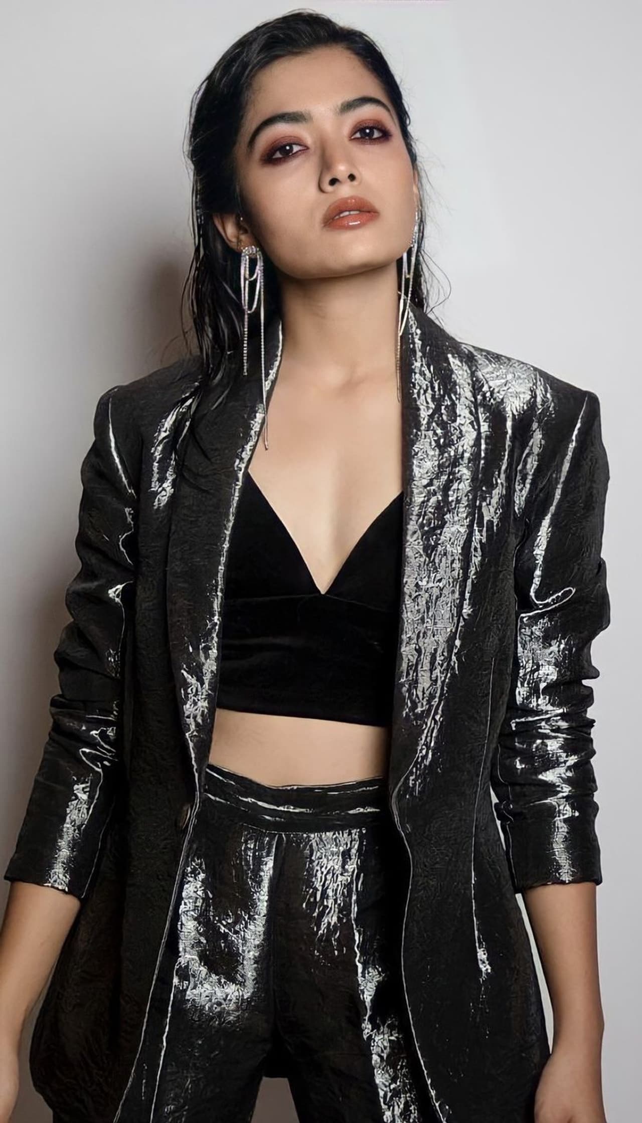 <p>தெலுங்கு திரையுலகில் முன்னணி ஹீரோயினாக வலம் வருபவர் ராஷ்மிகா மந்தனா. 'ரெமோ’ இயக்குநர் பாக்கியராஜ் கண்ணன் இயக்கத்தில் கார்த்தி நடித்துள்ள சுல்தான் படம் மூலமாக தமிழில் ஹீரோயினாக அறிமுகமாக உள்ளார். இந்த திரைப்படம் ஏப்ரல் 2ம் தேதி வெளியாகிறது. </p> <p>தெலுங்கு திரையுலகில் முன்னணி ஹீரோயினாக வலம் வருபவர் ராஷ்மிகா மந்தனா. 'ரெமோ’ இயக்குநர் பாக்கியராஜ் கண்ணன் இயக்கத்தில் கார்த்தி நடித்துள்ள சுல்தான் படம் மூலமாக தமிழில் ஹீரோயினாக அறிமுகமாக உள்ளார். இந்த திரைப்படம் ஏப்ரல் 2ம் தேதி வெளியாகிறது. </p>