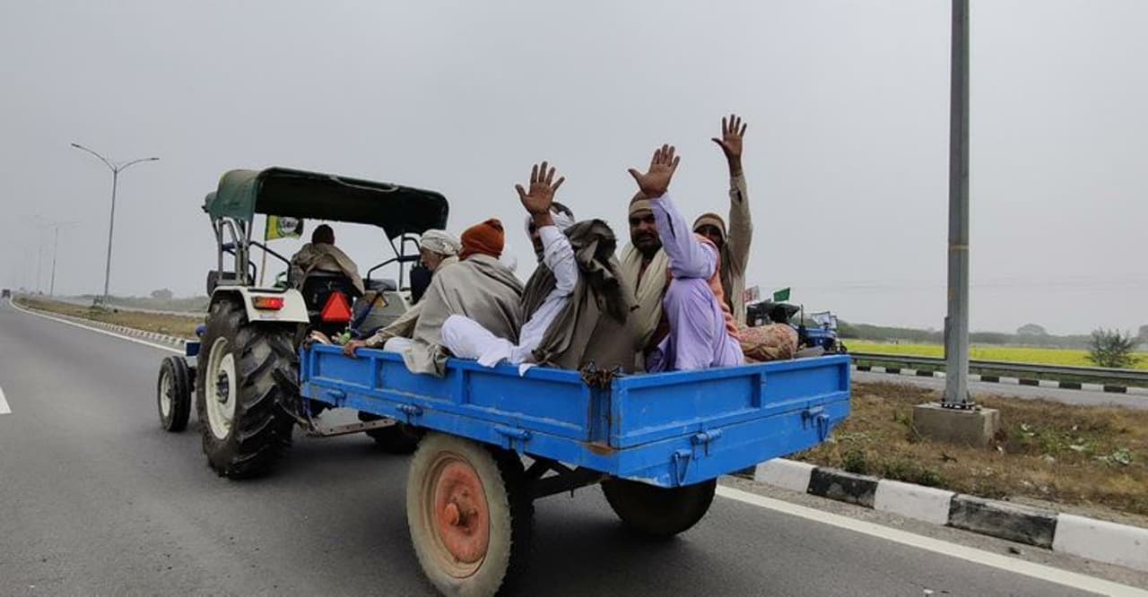 <p>പൂജ്യം ഡിഗ്രി സെല്ഷ്യസ് വരെയെത്തിയ ദില്ലിയിലെ കടുത്ത തണുപ്പിനെയും മൂടല് മഞ്ഞിനെയും വകവെക്കാതെയാണ് കര്ഷകര് ട്രാക്ടര് റാലി നടത്തുന്നത്. കഴിഞ്ഞ 42 ദിവസമായി വിവാദ കാര്ഷിക നിയമങ്ങള് പിന്വലിക്കണമെന്നാവശ്യപ്പെട്ട് ദില്ലി അതിര്ത്തിയില് കര്ഷകര് സമരം നടത്തുന്നു. </p> <p>പൂജ്യം ഡിഗ്രി സെല്ഷ്യസ് വരെയെത്തിയ ദില്ലിയിലെ കടുത്ത തണുപ്പിനെയും മൂടല് മഞ്ഞിനെയും വകവെക്കാതെയാണ് കര്ഷകര് ട്രാക്ടര് റാലി നടത്തുന്നത്. കഴിഞ്ഞ 42 ദിവസമായി വിവാദ കാര്ഷിക നിയമങ്ങള് പിന്വലിക്കണമെന്നാവശ്യപ്പെട്ട് ദില്ലി അതിര്ത്തിയില് കര്ഷകര് സമരം നടത്തുന്നു. </p>