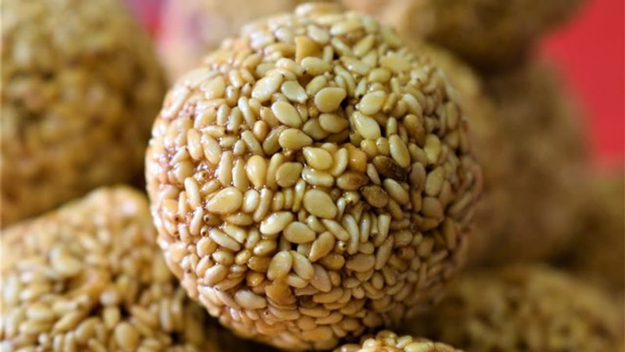 <p><strong>ಸಂಕ್ರಾಂತಿಯ ದಿನ ಎಳ್ಳು ಮತ್ತು ಬೆಲ್ಲ ಯಾಕೆ ತಿನ್ನುತ್ತಾರೆ?</strong><br />ಎಳ್ಳು ಮತ್ತು ಬೆಲ್ಲ ಇವೆರಡೂ ಚಳಿಗಾಲದ ಆಹಾರ ಪದಾರ್ಥಗಳಾಗಿವೆ, ಅವುಗಳನ್ನು ಬಳಸಿ ತಯಾರಿಸಿದ ಸಿಹಿತಿಂಡಿಗಳು ಹೆಚ್ಚು ಕಾಲ ಬಾಳಿಕೆ ಬರುತ್ತವೆ. ಈ ಕಾರಣಕ್ಕಾಗಿಯೇ ಎಳ್ಳಿನ ಲಾಡು ಮತ್ತು ಚಿಕ್ಕಿಗಳನ್ನು ಸುಲಭವಾಗಿ ಶೇಖರಿಸಿಡಬಹುದು, ಅವು ಕೆಡಬಹುದು ಎಂದು ಚಿಂತಿಸದೆ ದೀರ್ಘಕಾಲ ಶೇಖರಿಸಿಡಬಹುದು.&nbsp;</p>