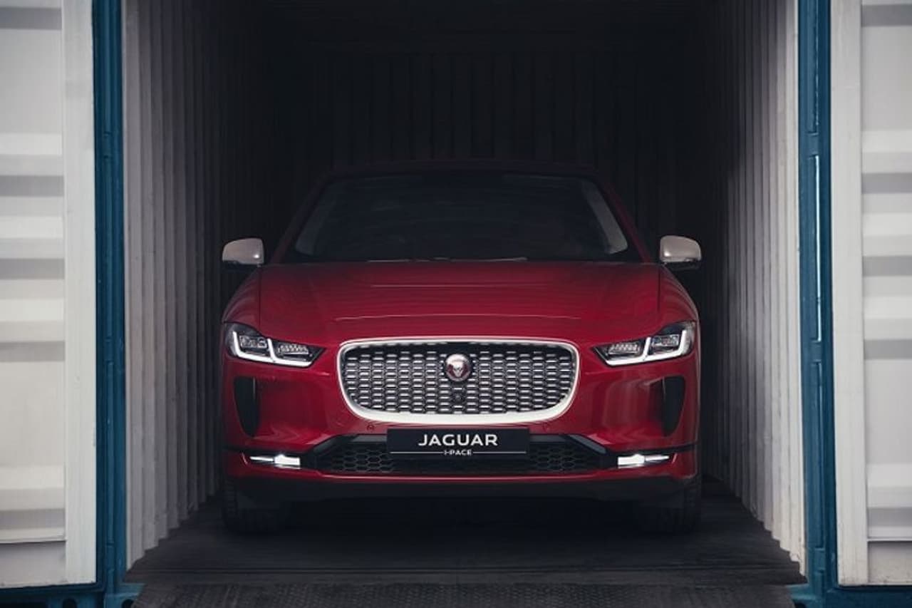 <p>ಬ್ಯಾಟರಿ ವಿದ್ಯುತ್ ವಾಹನಗಳ &nbsp;ಕ್ಷೇತ್ರಕ್ಕೆ ಜಗುವಾರ್ ಲ್ಯಾಂಡ್ ರೋವರ್ ಪ್ರವೇಶಿಸಿದೆ. ಜಾಗ್ವಾರ್ &nbsp;ಐ ಪೇಸ್, ಈಗ ಭಾರತದಲ್ಲಿ ಬಿಡುಗಡೆಯಾಗಲು ಸಜ್ಜಾಗಿದೆ.&nbsp;</p>