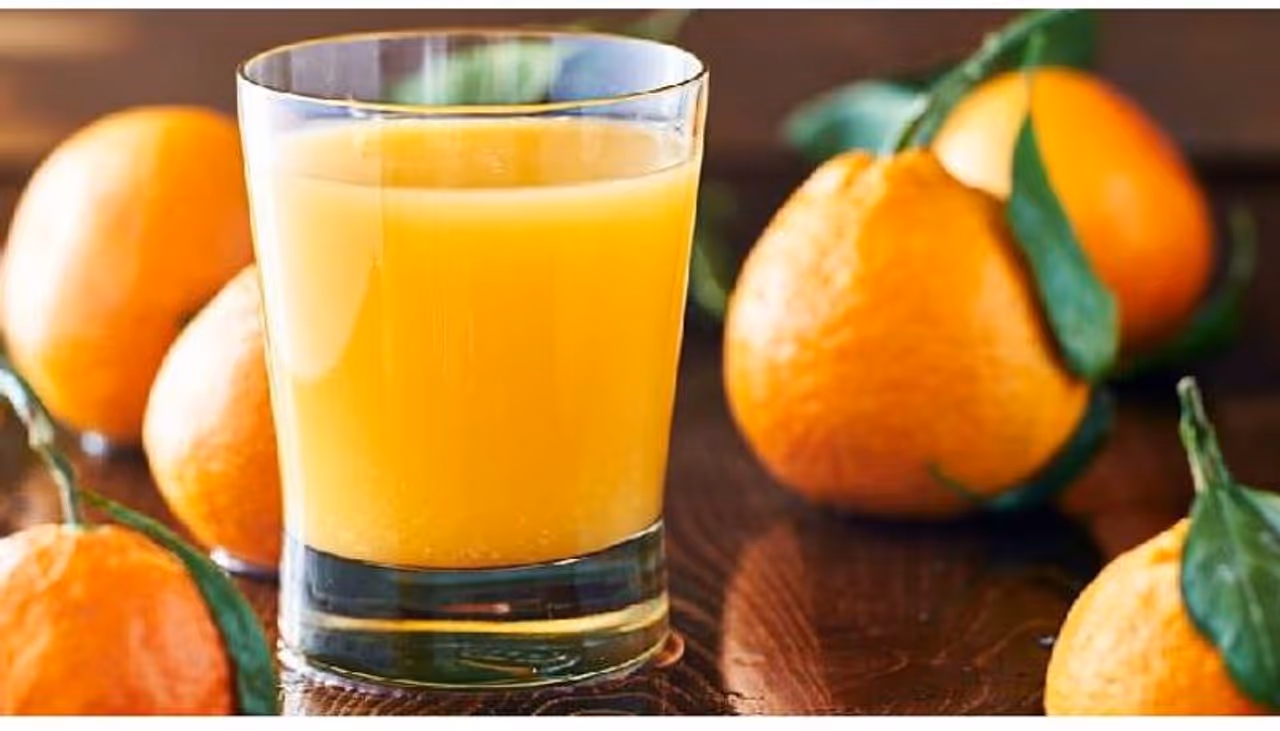 <p>ಕಿತ್ತಳೆ ಹಣ್ಣು ಹಲವಾರು ಪೋಷಕಾಂಶಗಳು ಮತ್ತು ಗುಣಗಳಿಂದ ಸಮೃದ್ಧವಾಗಿರುವ ಒಂದು ಜನಪ್ರಿಯ ಸಿಟ್ರಸ್ ಹಣ್ಣು. ಕಿತ್ತಳೆಯಲ್ಲಿ ಸ್ಯಾಚುರೇಟೆಡ್ ಕೊಬ್ಬು ಅಥವಾ ಕೊಲೆಸ್ಟ್ರಾಲ್ ಇರುವುದಿಲ್ಲ. ಇದನ್ನು ಸೇವಿಸುವ ಮೂಲಕ ದೇಹಕ್ಕೆ ಹಾನಿಕಾರಕ ವಸ್ತುಗಳನ್ನು ಹೊರಹಾಕಲು ನೆರವಾಗುವ ನಾರಿನಂಶವನ್ನು ನೀಡುತ್ತದೆ. </p> <p>ಕಿತ್ತಳೆ ಹಣ್ಣು ಹಲವಾರು ಪೋಷಕಾಂಶಗಳು ಮತ್ತು ಗುಣಗಳಿಂದ ಸಮೃದ್ಧವಾಗಿರುವ ಒಂದು ಜನಪ್ರಿಯ ಸಿಟ್ರಸ್ ಹಣ್ಣು. ಕಿತ್ತಳೆಯಲ್ಲಿ ಸ್ಯಾಚುರೇಟೆಡ್ ಕೊಬ್ಬು ಅಥವಾ ಕೊಲೆಸ್ಟ್ರಾಲ್ ಇರುವುದಿಲ್ಲ. ಇದನ್ನು ಸೇವಿಸುವ ಮೂಲಕ ದೇಹಕ್ಕೆ ಹಾನಿಕಾರಕ ವಸ್ತುಗಳನ್ನು ಹೊರಹಾಕಲು ನೆರವಾಗುವ ನಾರಿನಂಶವನ್ನು ನೀಡುತ್ತದೆ. </p>