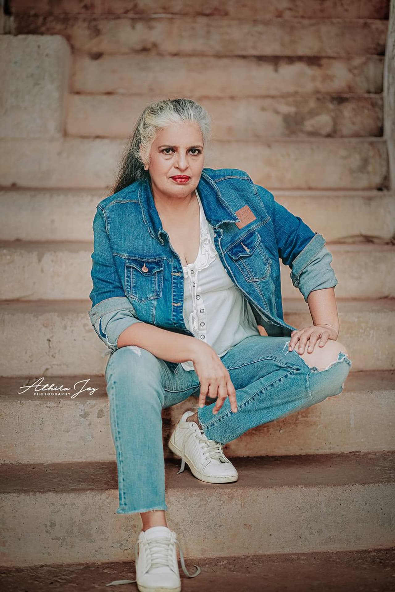 ആതിര ജോയ് എന്ന ഫോട്ടോഗ്രാഫറാണ് രാജിനി ചാണ്ടിയുടെ ഈ അടിപൊളി ലുക്കിന് പിന്നിൽ. മോഡേൺ വസ്ത്രത്തിൽ ഗ്ലാമറിൽ പോലും വിട്ടുകൊടുക്കാൻ മനോഭാവമില്ലാതെയാണ് ഈ സ്റ്റൈലൻ മുത്തശ്ശിയുടെ വരവ്. ആതിര ജോയ് എന്ന ഫോട്ടോഗ്രാഫറാണ് രാജിനി ചാണ്ടിയുടെ ഈ അടിപൊളി ലുക്കിന് പിന്നിൽ. മോഡേൺ വസ്ത്രത്തിൽ ഗ്ലാമറിൽ പോലും വിട്ടുകൊടുക്കാൻ മനോഭാവമില്ലാതെയാണ് ഈ സ്റ്റൈലൻ മുത്തശ്ശിയുടെ വരവ്.