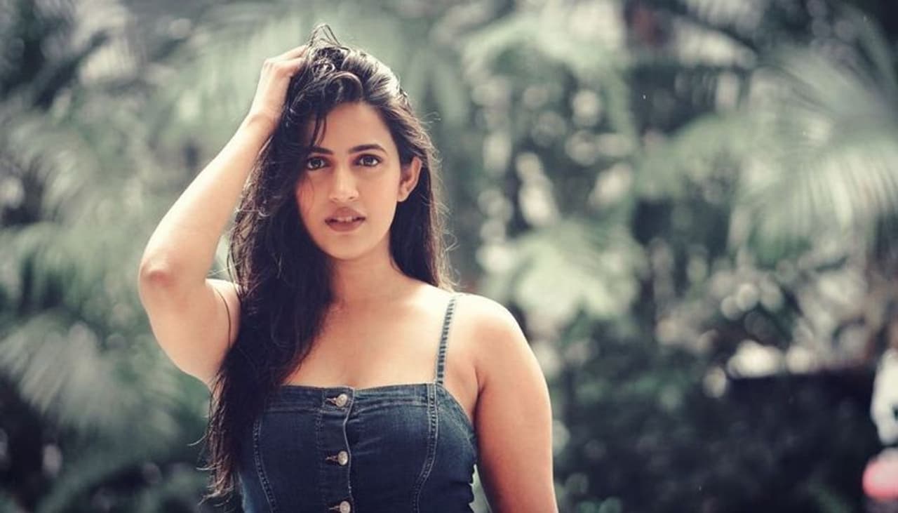 <p>చైతన్యతో కలిసి హనీమూన్ కోసం మాల్దీవ్స్ వెళ్లారు నిహారిక. నిహారిక హనీమూన్ వెకేషన్ పిక్స్ ఇంస్టాగ్రామ్ లో పంచుకోగా వైరల్ అయ్యాయి. <br /> </p> <p>చైతన్యతో కలిసి హనీమూన్ కోసం మాల్దీవ్స్ వెళ్లారు నిహారిక. నిహారిక హనీమూన్ వెకేషన్ పిక్స్ ఇంస్టాగ్రామ్ లో పంచుకోగా వైరల్ అయ్యాయి. <br /> </p>