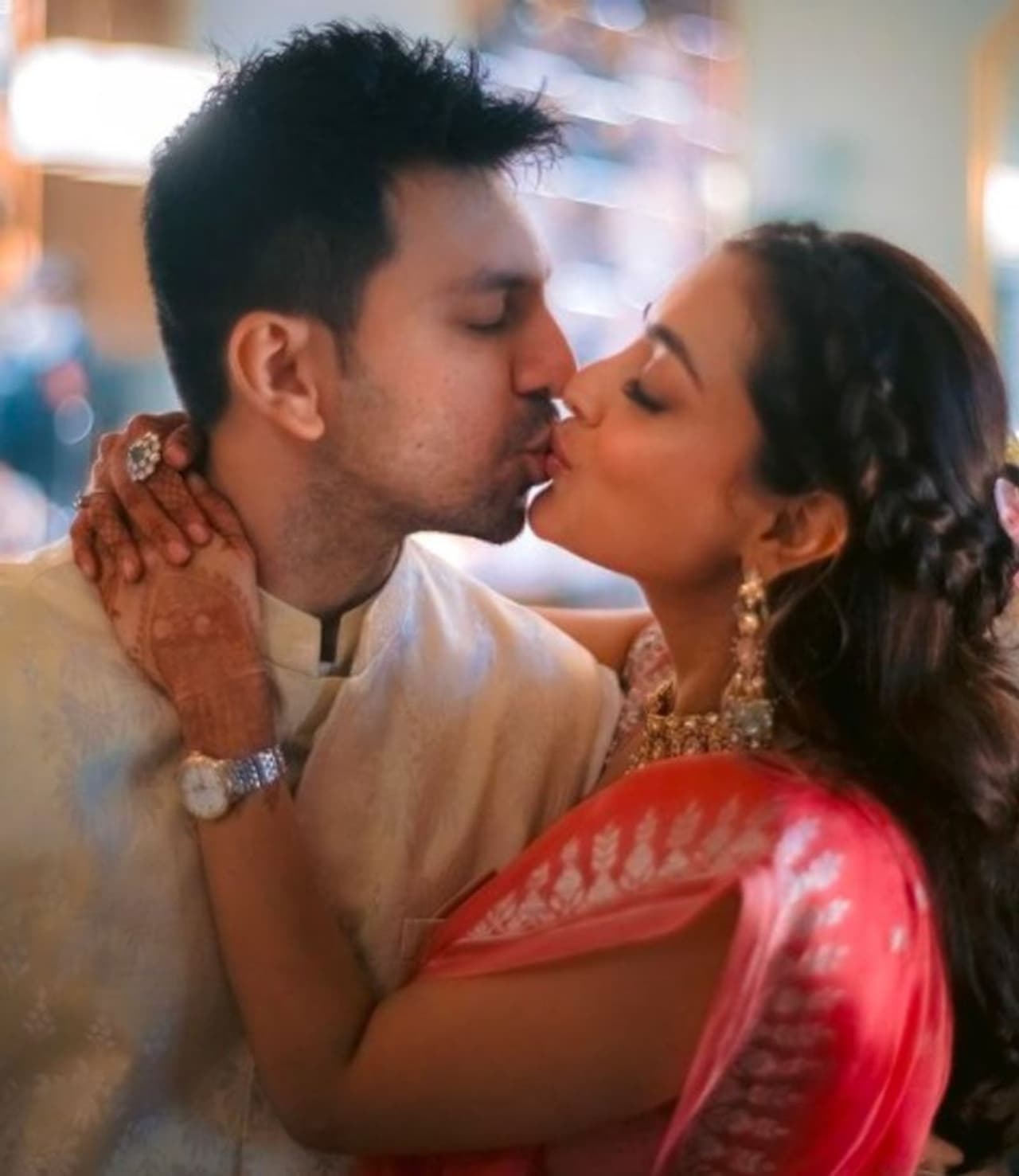 <p style="text align: justify;">నిషా అగర్వాల్ లేటెస్ట్ పిక్స్ సోషల్ మీడియాలో వైరల్ అవుతున్నాయి. భర్త కరణ్ ని నిషా అగర్వాల్ ముద్దులతో ముంచెత్తుతుండగా... ఇద్దరూ తన్మయత్నంలో మునిగిపోయారు. నిషా అగర్వాల్ పబ్లిక్ రొమాన్స్ తో రెచ్చిపోగా నెటిజెన్స్ క్రేజీ కామెంట్స్ చేస్తున్నారు.</p> <p style="text align: justify;">నిషా అగర్వాల్ లేటెస్ట్ పిక్స్ సోషల్ మీడియాలో వైరల్ అవుతున్నాయి. భర్త కరణ్ ని నిషా అగర్వాల్ ముద్దులతో ముంచెత్తుతుండగా... ఇద్దరూ తన్మయత్నంలో మునిగిపోయారు. నిషా అగర్వాల్ పబ్లిక్ రొమాన్స్ తో రెచ్చిపోగా నెటిజెన్స్ క్రేజీ కామెంట్స్ చేస్తున్నారు.</p>