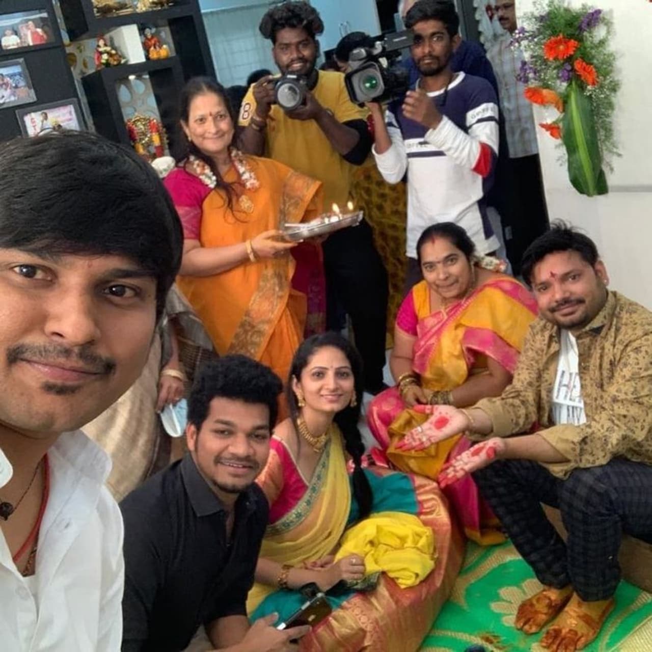 <p style="text align: justify;">ప్రీ వెడ్డింగ్ సెరిమోని అయిన పసుపు కార్యక్రమంలో అవినాష్ పాల్గొన్నారు. రాకింగ్ రాకేష్ తమ్ముడు వివాహం కాగా నివాసంలో పసుపు వేడుక నిర్వహించారు. ఈ వేడుకలో బిగ్ బాస్ కంటెస్టెంట్ అవినాష్ పాల్గొనడం జరిగింది.</p> <p style="text align: justify;">ప్రీ వెడ్డింగ్ సెరిమోని అయిన పసుపు కార్యక్రమంలో అవినాష్ పాల్గొన్నారు. రాకింగ్ రాకేష్ తమ్ముడు వివాహం కాగా నివాసంలో పసుపు వేడుక నిర్వహించారు. ఈ వేడుకలో బిగ్ బాస్ కంటెస్టెంట్ అవినాష్ పాల్గొనడం జరిగింది.</p>