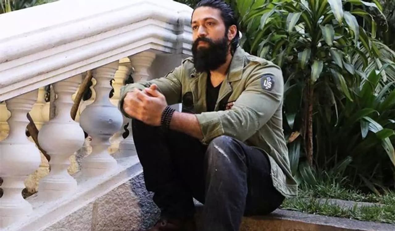 ‘కేజీయఫ్ ఛాప్టర్ 1’ సెన్సేషనల్ హిట్ అయ్యింది.. ఇప్పుడు ‘కేజీయఫ్ ఛాప్టర్ 2’ కూడా అలాంటి రికార్డులను క్రియేట్ చేస్తుందని అనుకుంటున్నారా? అనే ప్రశ్నకు సమాధానం ఇస్తూ...‘కేజీయఫ్ ఛాప్టర్ 1’ సినిమా స్టార్ట్ చేసే ముందు మాకు చాలా లిమిట్స్ ఉండేవి. అయితే ఓ మంచి సినిమాను ప్రేక్షకులకు అందించాలనే తపనతో ఎంతో కష్టపడి సినిమాను రూపొందించాం. ఆ తపనే ఓ మంచి సినిమాను ప్రేక్షకులకు అందించే దిశగా మమ్మల్ని నడిపించింది అన్నారు యష్. ‘కేజీయఫ్ ఛాప్టర్ 1’ సెన్సేషనల్ హిట్ అయ్యింది.. ఇప్పుడు ‘కేజీయఫ్ ఛాప్టర్ 2’ కూడా అలాంటి రికార్డులను క్రియేట్ చేస్తుందని అనుకుంటున్నారా? అనే ప్రశ్నకు సమాధానం ఇస్తూ...‘కేజీయఫ్ ఛాప్టర్ 1’ సినిమా స్టార్ట్ చేసే ముందు మాకు చాలా లిమిట్స్ ఉండేవి. అయితే ఓ మంచి సినిమాను ప్రేక్షకులకు అందించాలనే తపనతో ఎంతో కష్టపడి సినిమాను రూపొందించాం. ఆ తపనే ఓ మంచి సినిమాను ప్రేక్షకులకు అందించే దిశగా మమ్మల్ని నడిపించింది అన్నారు యష్.