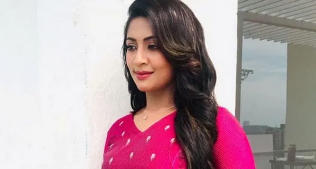 <p>നന്ദനം എന്ന സിനിമയിലെ അഭിനയത്തിലൂടെ മികച്ച നടിക്കുള്ള സംസ്ഥാന അവാര്‍ഡ് നേടിയ താരമാണ് നവ്യാ നായര്‍.</p>