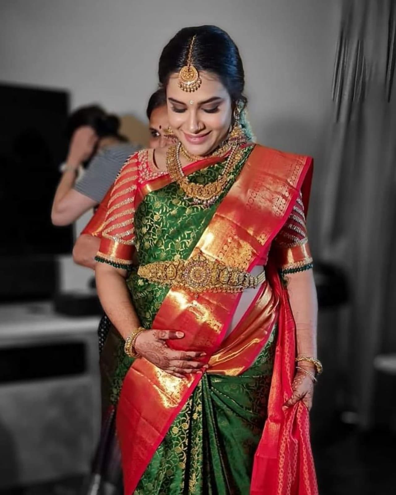 <p style="text align: justify;">నటి హరితేజ త్వరలోనే పండండి బిడ్డకు జన్మను ఇవ్వనున్నారు. గర్భవతి అయిన హరితేజ సీమంతం జరుపుకోవడం జరిగింది. చిలక పచ్చ రంగు పట్టుచీర కట్టుకొని, వడ్డాణం ధరించి సీమంత వేడుకలలో ఆమె మెరిసిపోయారు. </p> <p style="text align: justify;">నటి హరితేజ త్వరలోనే పండండి బిడ్డకు జన్మను ఇవ్వనున్నారు. గర్భవతి అయిన హరితేజ సీమంతం జరుపుకోవడం జరిగింది. చిలక పచ్చ రంగు పట్టుచీర కట్టుకొని, వడ్డాణం ధరించి సీమంత వేడుకలలో ఆమె మెరిసిపోయారు. </p>