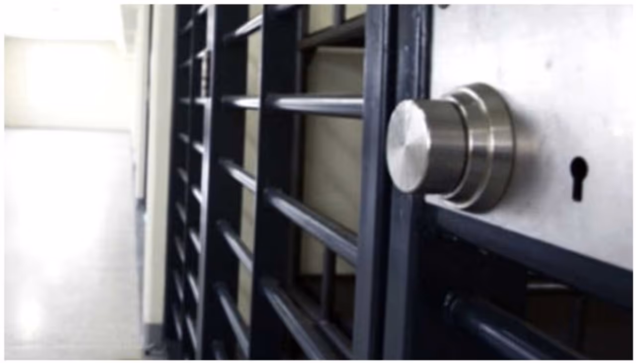 <p>వరుసగా ఒంటరి మహిళలను హత్య చేసిన సైకో కిల్లర్ రాములు జైల్లో ఖైదీలకు గురువుగా మారాడు. హత్యలు చేసిన తర్వాత ఎలా తప్పించుకోవాలో సహచర ఖైదీలకు వివరించారు. పోలీసుల విచారణలో ఈ విషయాలు వెలుగు చూశాయి.</p> <p>వరుసగా ఒంటరి మహిళలను హత్య చేసిన సైకో కిల్లర్ రాములు జైల్లో ఖైదీలకు గురువుగా మారాడు. హత్యలు చేసిన తర్వాత ఎలా తప్పించుకోవాలో సహచర ఖైదీలకు వివరించారు. పోలీసుల విచారణలో ఈ విషయాలు వెలుగు చూశాయి.</p>