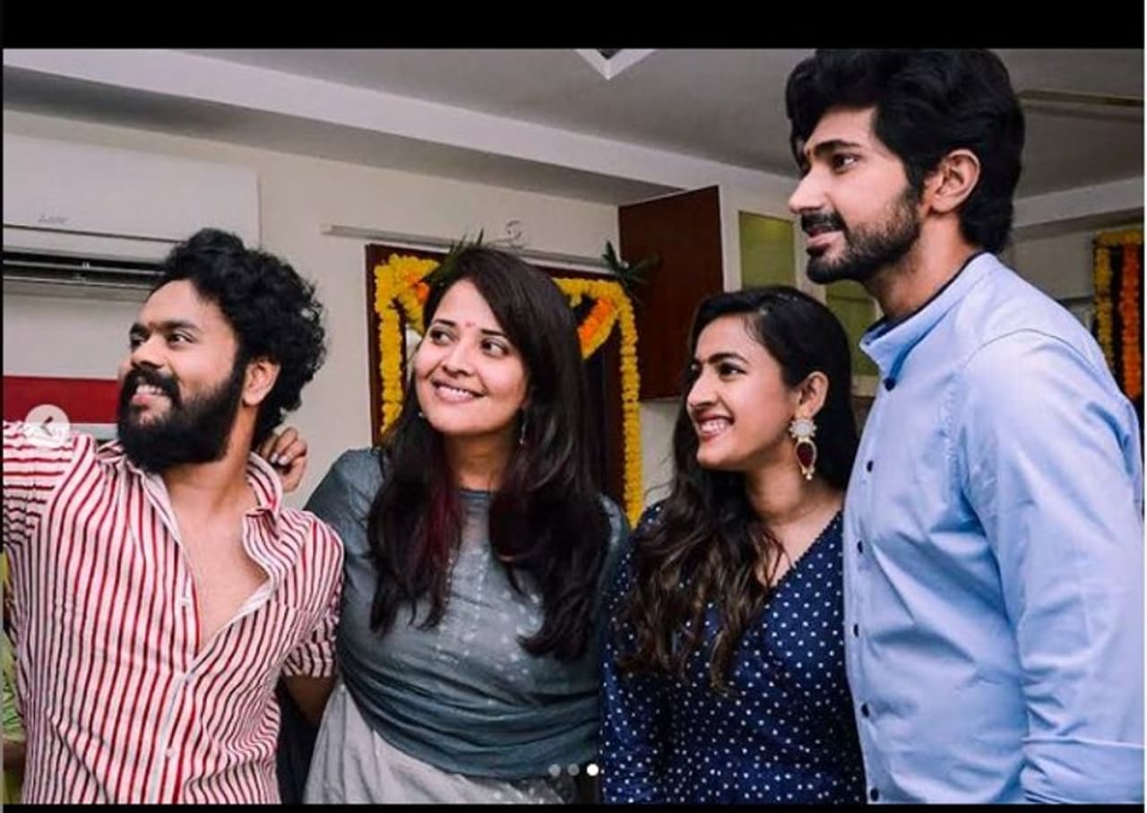 <p style="text align: justify;"><br />హాట్ యాంకర్ అనసూయతో కలిసి నిహారిక ఓ వెబ్ సిరీస్ లో నటించనున్నారు. ఈ వెబ్ సిరీస్ నేడు పూజా కార్యక్రమాలతో ప్రారంభం అయ్యింది. రచయిత విజయేంద్ర ప్రసాద్, దర్శకుడు వి వి వినాయక్ ముఖ్య అతిథులుగా ఈ కార్యక్రమానికి హాజరై స్క్రిప్ట్ తమ చేతుల మీదుగా అందించారు. </p> <p style="text align: justify;"><br />హాట్ యాంకర్ అనసూయతో కలిసి నిహారిక ఓ వెబ్ సిరీస్ లో నటించనున్నారు. ఈ వెబ్ సిరీస్ నేడు పూజా కార్యక్రమాలతో ప్రారంభం అయ్యింది. రచయిత విజయేంద్ర ప్రసాద్, దర్శకుడు వి వి వినాయక్ ముఖ్య అతిథులుగా ఈ కార్యక్రమానికి హాజరై స్క్రిప్ట్ తమ చేతుల మీదుగా అందించారు. </p>