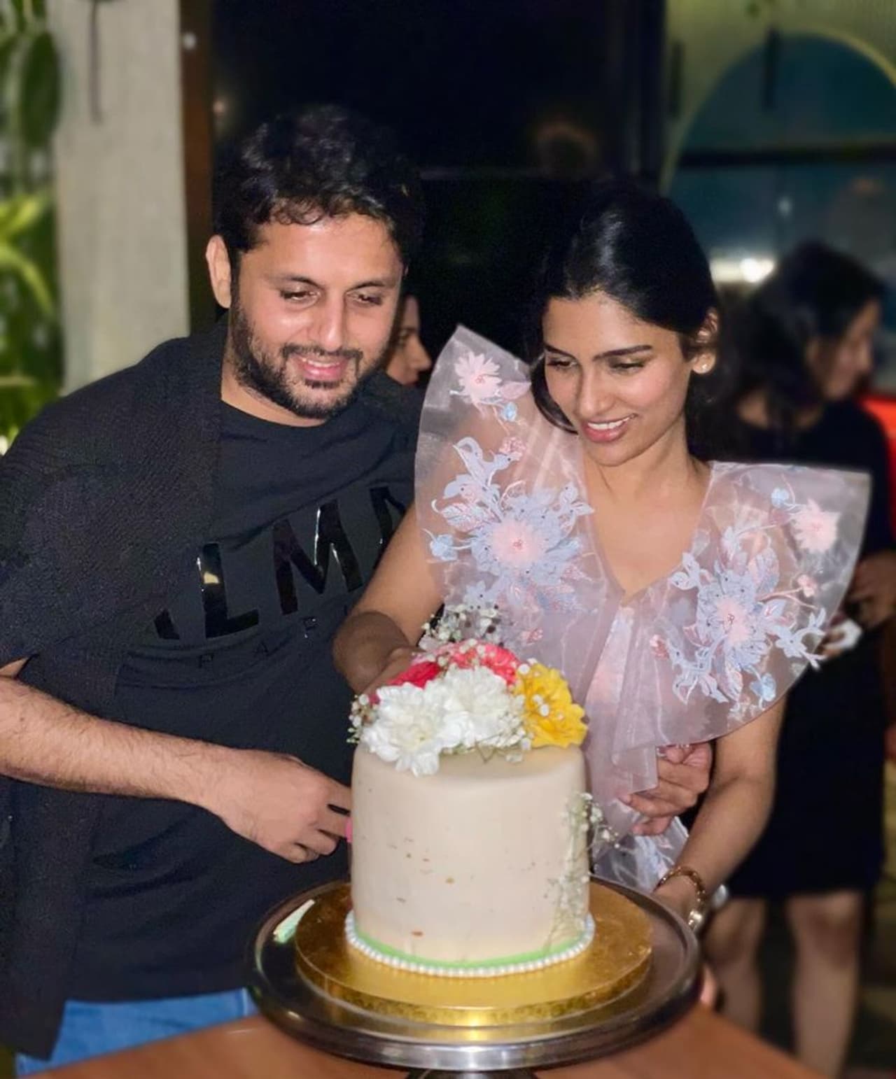 <p style="text align: justify;">కరోనా కారణంగా ఏప్రిల్ లో జరగాల్సిన నితిన్ షాలిని వివాహం వాయిదా పడింది. పరిస్థితులు సద్దుమణిగిన తరువాత పెళ్లి చేసుకుందాం అని ఈ జంట వెయిట్ చేశారు. నెలలు గడుస్తున్నా కరోనా నుండి ఉపశమనం దొరకని నేపథ్యంలో జులై నెలలో కరోనా నిబంధనల మధ్య పెళ్లి చేసుకున్నారు. <br /> </p> <p style="text align: justify;">కరోనా కారణంగా ఏప్రిల్ లో జరగాల్సిన నితిన్ షాలిని వివాహం వాయిదా పడింది. పరిస్థితులు సద్దుమణిగిన తరువాత పెళ్లి చేసుకుందాం అని ఈ జంట వెయిట్ చేశారు. నెలలు గడుస్తున్నా కరోనా నుండి ఉపశమనం దొరకని నేపథ్యంలో జులై నెలలో కరోనా నిబంధనల మధ్య పెళ్లి చేసుకున్నారు. <br /> </p>