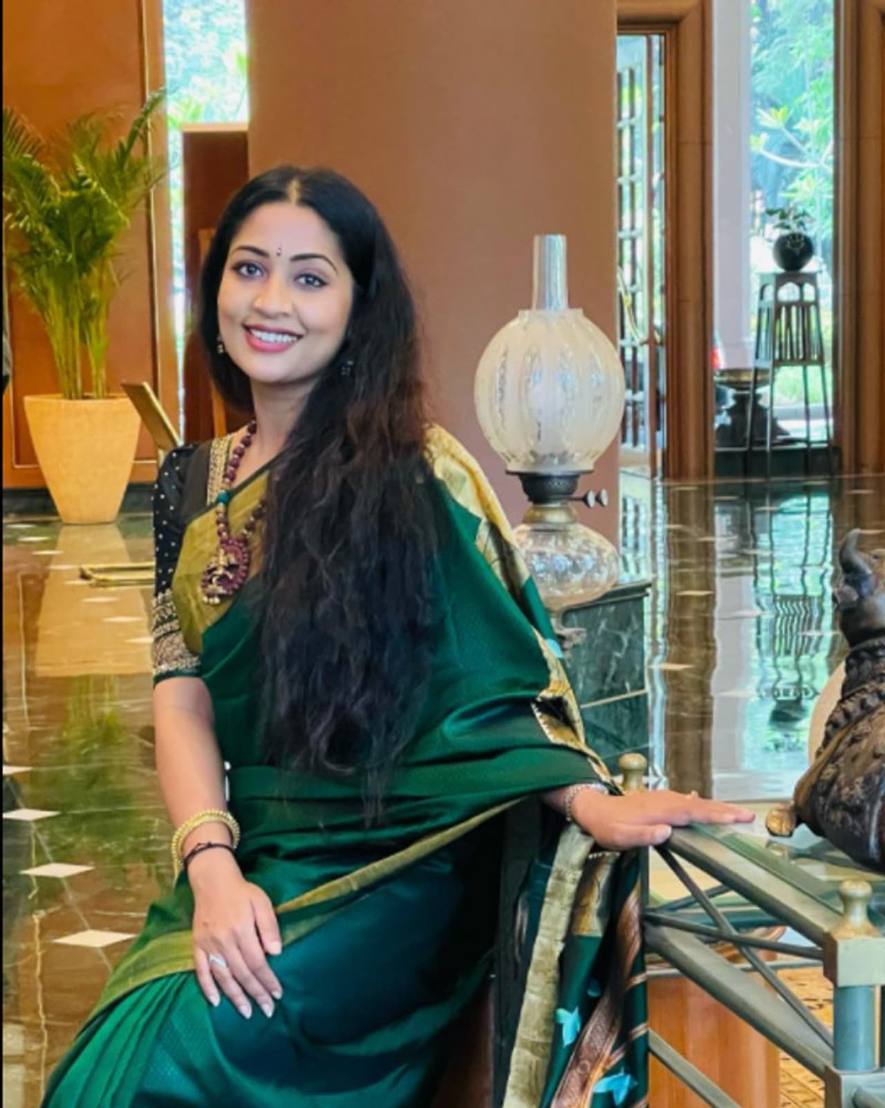 പച്ച നിറത്തിലുള്ള സാരിയുടുത്ത് നാടൻ ലുക്കിലാണ് നവ്യ ചിത്രങ്ങളിൽ പ്രത്യക്ഷപ്പെട്ടിരിക്കുന്നത്. പച്ച നിറത്തിലുള്ള സാരിയുടുത്ത് നാടൻ ലുക്കിലാണ് നവ്യ ചിത്രങ്ങളിൽ പ്രത്യക്ഷപ്പെട്ടിരിക്കുന്നത്.