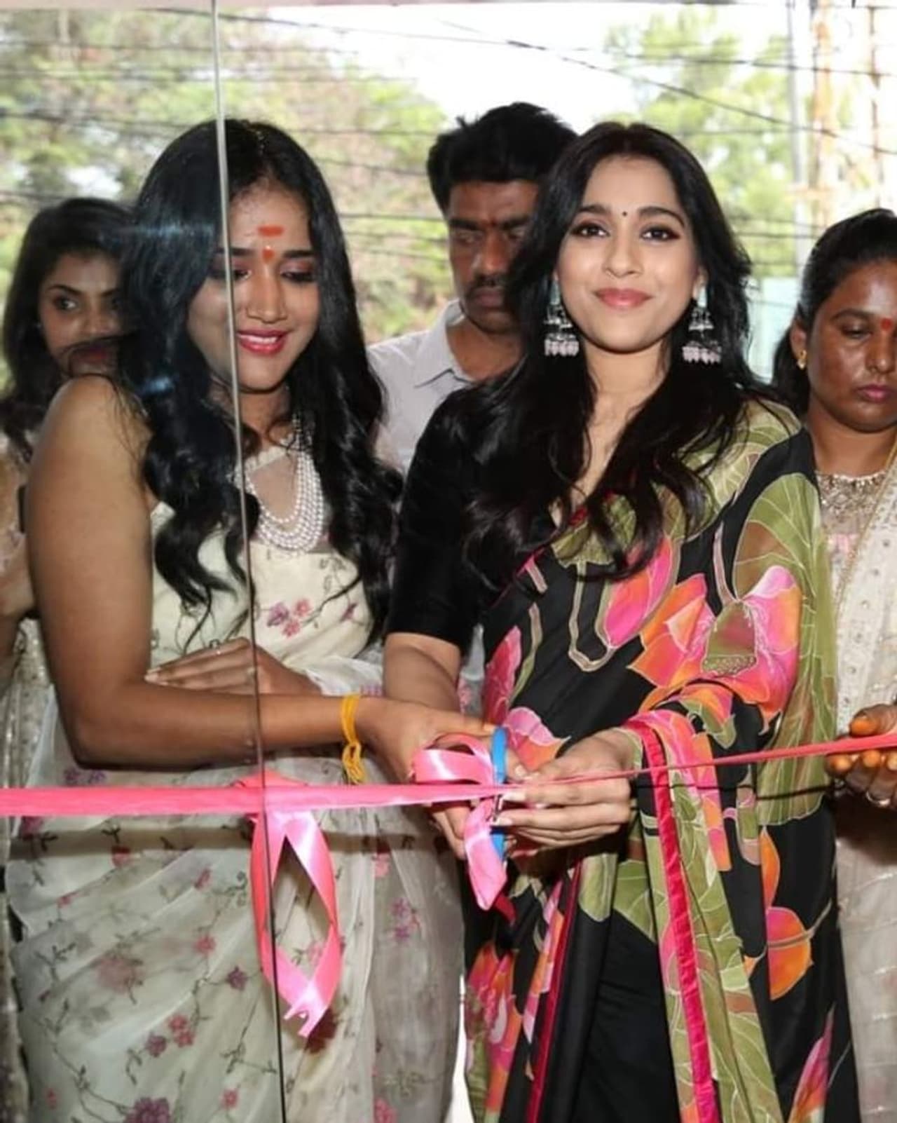 <p style="text align: justify;">రష్మీ గౌతమ్ మాట్లాడుతూ ...దివ్య మంచి ఔట్ లుక్ డిజైన్స్ అందిస్తుంది.తను నాకెంతో ఇష్టమైన డిజైన్స్ చేయడం చాలా హ్యాపీ గా ఉంది. ఎంతో శ్రద్ద పెట్టి డెడికేషన్ తో పని చేస్తుంది.అలాగే ఈ మధ్య మహిళలు ఎక్కువగా వాకిన్ స్టోర్లను ఆదరిస్తున్నందున తన మనసులో ఉన్న కోరికకు నా.. మాటలు తోడు అవ్వడంతో ఈ వాకిన్ స్టోర్ ప్రారంభించడం జరిగింది.అలాగే తను తయారు చేసే చాక్లెట్ నాకు ఎంతో నచ్చాయి.తను త్వరలో చాక్లెట్ స్టోర్ ప్రారంభింస్తానంటే నా సహకారం ఉంటుంది.కాబట్టి ఆమెను అందరూ ఆదరించాలని తను ఈ స్టూడియో తో పాటు సిటీ లో మరిన్ని బ్రాంచ్ లు ఓపెన్ చేస్తే వాటికి నేనె గెస్ట్ గా వస్తానని అన్నారు.<br /> </p> <p style="text align: justify;">రష్మీ గౌతమ్ మాట్లాడుతూ ...దివ్య మంచి ఔట్ లుక్ డిజైన్స్ అందిస్తుంది.తను నాకెంతో ఇష్టమైన డిజైన్స్ చేయడం చాలా హ్యాపీ గా ఉంది. ఎంతో శ్రద్ద పెట్టి డెడికేషన్ తో పని చేస్తుంది.అలాగే ఈ మధ్య మహిళలు ఎక్కువగా వాకిన్ స్టోర్లను ఆదరిస్తున్నందున తన మనసులో ఉన్న కోరికకు నా.. మాటలు తోడు అవ్వడంతో ఈ వాకిన్ స్టోర్ ప్రారంభించడం జరిగింది.అలాగే తను తయారు చేసే చాక్లెట్ నాకు ఎంతో నచ్చాయి.తను త్వరలో చాక్లెట్ స్టోర్ ప్రారంభింస్తానంటే నా సహకారం ఉంటుంది.కాబట్టి ఆమెను అందరూ ఆదరించాలని తను ఈ స్టూడియో తో పాటు సిటీ లో మరిన్ని బ్రాంచ్ లు ఓపెన్ చేస్తే వాటికి నేనె గెస్ట్ గా వస్తానని అన్నారు.<br /> </p>