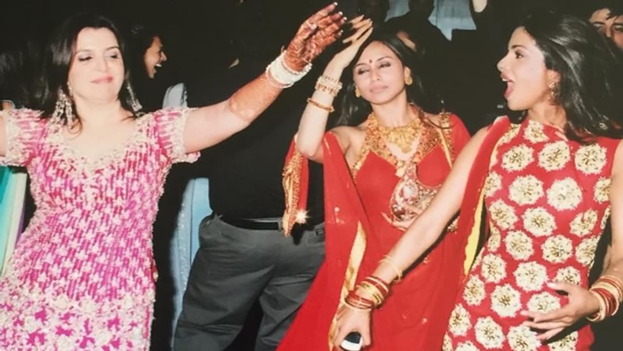 <p>ಫರಾಹ್ ಖಾನ್ ಚಲನಚಿತ್ರ ನಿರ್ಮಾಪಕ ಶಿರೀಶ್ ಕುಂದರ್ ಅವರನ್ನು ಮದುವೆಯಾಗಿದ್ದಾರೆ. ಈ ಜೋಡಿ ಡಿಸೆಂಬರ್ 2004ರಲ್ಲಿ ವಿವಾಹವಾಯಿತು. ಪತಿ ಶಿರೀಶ್ ಫರಾಹ್ಗಿಂತ 9 ವರ್ಷ ಚಿಕ್ಕವರು. ಅವರ ಮದುವೆಯಲ್ಲಿ ಡ್ಯಾನ್ಸ್ ಮಾಡುತ್ತಿರುವ ಬಾಲಿವುಡ್ ಸ್ಟಾರ್ ನಟಿಯರಾದ ಪ್ರಿಯಾಂಕಾ ಚೋಪ್ರಾ ಮತ್ತು ರಾಣಿ ಮುಖರ್ಜಿ. </p> <p>ಫರಾಹ್ ಖಾನ್ ಚಲನಚಿತ್ರ ನಿರ್ಮಾಪಕ ಶಿರೀಶ್ ಕುಂದರ್ ಅವರನ್ನು ಮದುವೆಯಾಗಿದ್ದಾರೆ. ಈ ಜೋಡಿ ಡಿಸೆಂಬರ್ 2004ರಲ್ಲಿ ವಿವಾಹವಾಯಿತು. ಪತಿ ಶಿರೀಶ್ ಫರಾಹ್ಗಿಂತ 9 ವರ್ಷ ಚಿಕ್ಕವರು. ಅವರ ಮದುವೆಯಲ್ಲಿ ಡ್ಯಾನ್ಸ್ ಮಾಡುತ್ತಿರುವ ಬಾಲಿವುಡ್ ಸ್ಟಾರ್ ನಟಿಯರಾದ ಪ್ರಿಯಾಂಕಾ ಚೋಪ್ರಾ ಮತ್ತು ರಾಣಿ ಮುಖರ್ಜಿ. </p>