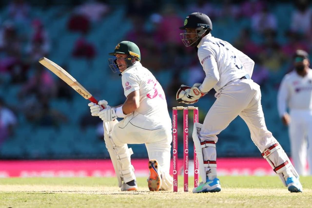 <p>ಭಾರತ ಹಾಗೂ ಆಸ್ಟ್ರೇಲಿಯಾ ನಡುವಿನ ಸಿಡ್ನಿ ಟೆಸ್ಟ್ ಪಂದ್ಯ ಉಭಯ ತಂಡಗಳಿಗೂ ಅತ್ಯಂತ ಮಹತ್ವದ್ದಾಗಿದೆ. ಗೆಲುವಿಗಾಗಿ ಉಭಯ ತಂಡಗಳು ಕಠಿಣ ಹೋರಾಟ ಮಾಡುತ್ತಿದೆ. ಇತ್ತ ಆಸೀಸ್ 3ನೇ ದಿನದಲ್ಲಿ ಮೇಲುಗೈ ಸಾಧಿಸಿದೆ.</p> <p>ಭಾರತ ಹಾಗೂ ಆಸ್ಟ್ರೇಲಿಯಾ ನಡುವಿನ ಸಿಡ್ನಿ ಟೆಸ್ಟ್ ಪಂದ್ಯ ಉಭಯ ತಂಡಗಳಿಗೂ ಅತ್ಯಂತ ಮಹತ್ವದ್ದಾಗಿದೆ. ಗೆಲುವಿಗಾಗಿ ಉಭಯ ತಂಡಗಳು ಕಠಿಣ ಹೋರಾಟ ಮಾಡುತ್ತಿದೆ. ಇತ್ತ ಆಸೀಸ್ 3ನೇ ದಿನದಲ್ಲಿ ಮೇಲುಗೈ ಸಾಧಿಸಿದೆ.</p>