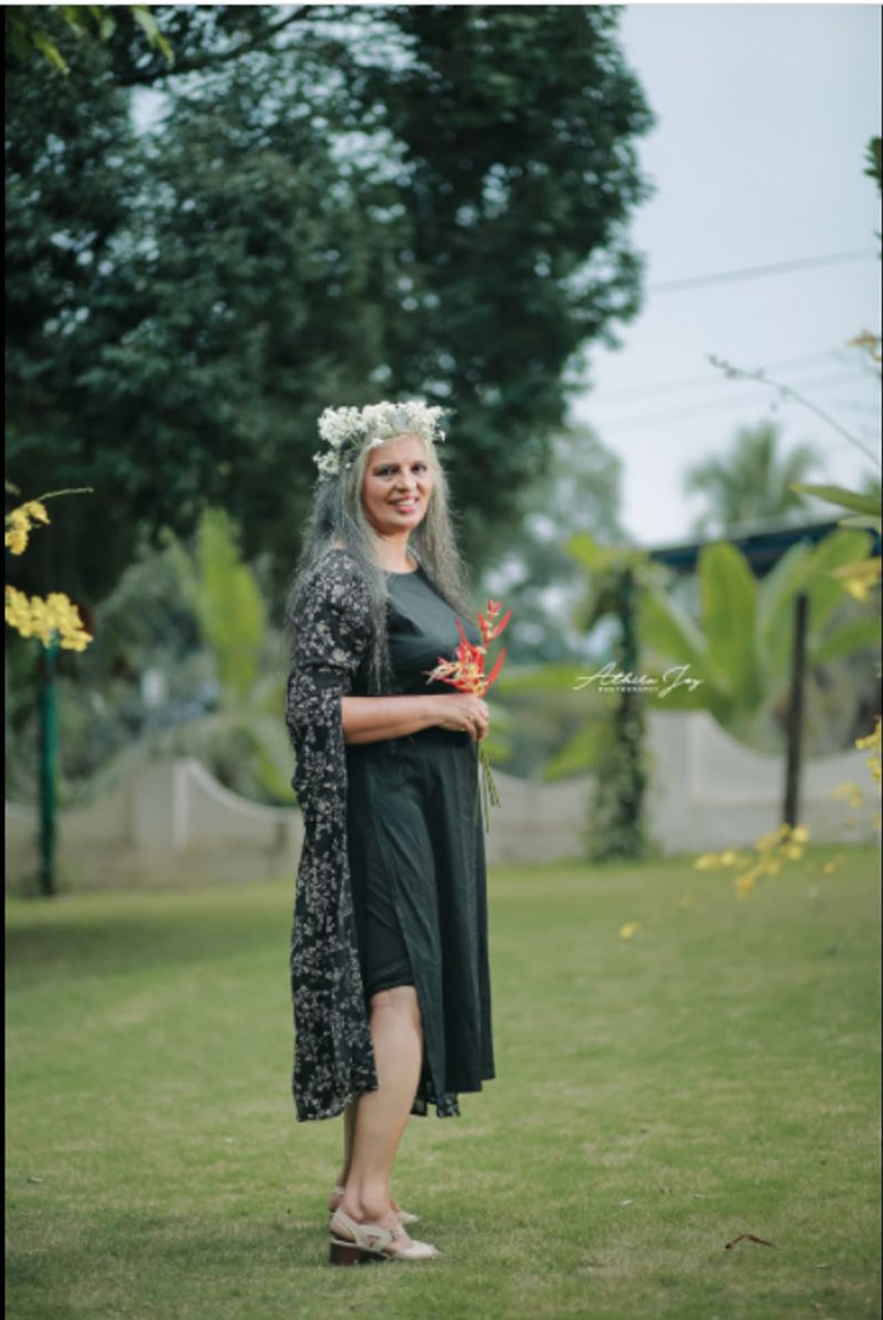 മോഡേൺ വസ്ത്രത്തിൽ ഗ്ലാമറിൽ പോലും വിട്ടുകൊടുക്കാൻ മനോഭാവമില്ലാതെയാണ് സ്റ്റൈലൻ ലുക്കിൽ വീണ്ടും മുത്തശ്ശിയുടെ വരവ്. നിരവധി പേരാണ് രാജിനിയെ അഭിനന്ദിച്ച് കൊണ്ടും സപ്പോർട്ട് നൽകിയും രം​ഗത്തെത്തുന്നത്.