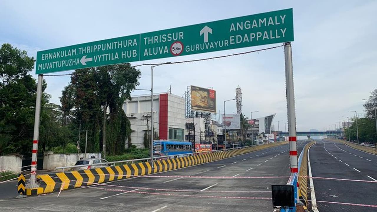 <p>മന്ത്രിമാരായ ജി സുധാകരനും തോമസ് ഐസക്കും പാലത്തിലൂടെ ആദ്യ യാത്ര നടത്തി പാലം ഔദ്ധ്യോഗീകമായി നാട്ടുകാര്ക്കായി തുറന്ന് കൊടുത്തു. നാട്ടിലെ സ്വപ്നപദ്ധതികൾ പൂർത്തിയാകുന്നതിൽ അഭിമാനമെന്ന് പറഞ്ഞ മുഖ്യമന്ത്രി, വൈറ്റില മേൽപ്പാലം ഉദ്ഘാടനത്തിന് മുമ്പ് തുറന്ന് കൊടുത്ത വി 4 കേരളയ്ക്കും അതിനെ അനുകൂലിച്ച ജസ്റ്റിസ് കെമാൽ പാഷയ്ക്കും എതിരെ രൂക്ഷവിമർശനം നടത്തി.</p> <p>മന്ത്രിമാരായ ജി സുധാകരനും തോമസ് ഐസക്കും പാലത്തിലൂടെ ആദ്യ യാത്ര നടത്തി പാലം ഔദ്ധ്യോഗീകമായി നാട്ടുകാര്ക്കായി തുറന്ന് കൊടുത്തു. നാട്ടിലെ സ്വപ്നപദ്ധതികൾ പൂർത്തിയാകുന്നതിൽ അഭിമാനമെന്ന് പറഞ്ഞ മുഖ്യമന്ത്രി, വൈറ്റില മേൽപ്പാലം ഉദ്ഘാടനത്തിന് മുമ്പ് തുറന്ന് കൊടുത്ത വി 4 കേരളയ്ക്കും അതിനെ അനുകൂലിച്ച ജസ്റ്റിസ് കെമാൽ പാഷയ്ക്കും എതിരെ രൂക്ഷവിമർശനം നടത്തി.</p>