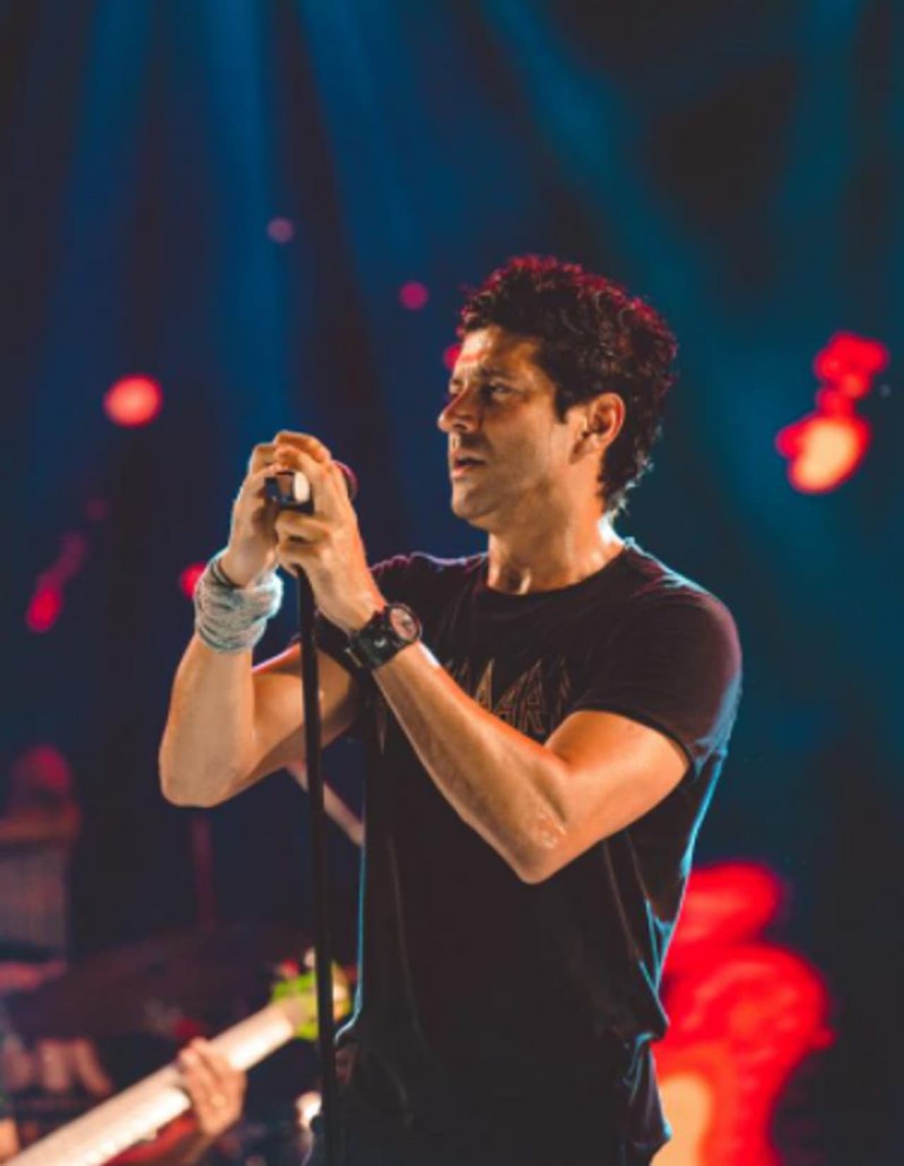 <p>ദില് ചാഹ്ത ഹെ എന്ന സിനിമയിലൂടെയാണ് ഫര്ഹാൻ അക്തര് സംവിധായകനാകുന്നത്.</p> <p>ദില് ചാഹ്ത ഹെ എന്ന സിനിമയിലൂടെയാണ് ഫര്ഹാൻ അക്തര് സംവിധായകനാകുന്നത്.</p>