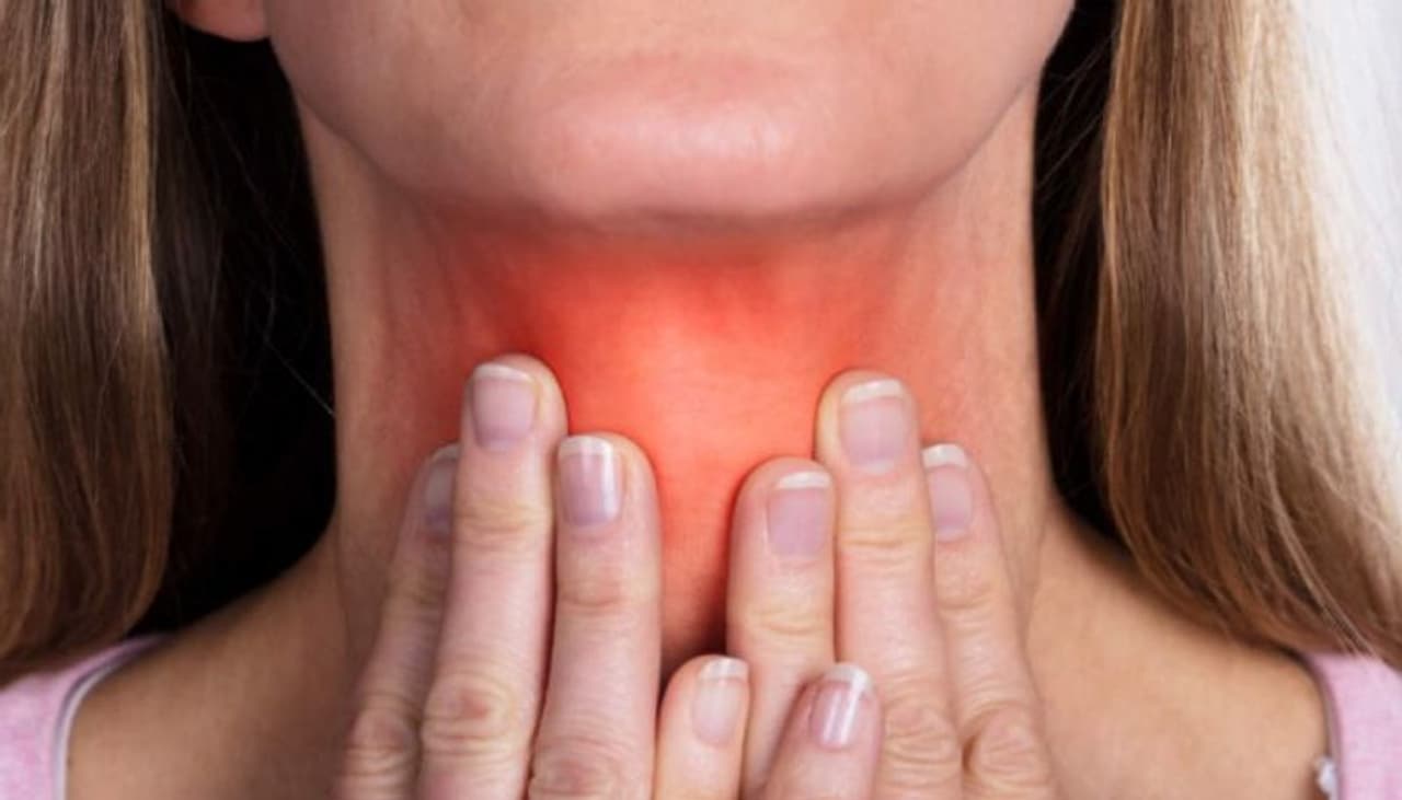 <p>ಥೈರಾಯ್ಡ್ ಗ್ರಂಥಿಯು ತುಂಬಾ ಕಡಿಮೆ ಥೈರಾಯ್ಡ್ ಹಾರ್ಮೋನ್ ಅನ್ನು ಉತ್ಪಾದಿಸಿದಾಗ ಹೈಪೋಥೈರಾಯ್ಡಿಸಮ್ ಸಂಭವಿಸುತ್ತದೆ. ಅಂಗಗಳು ಸರಿಯಾಗಿ ಕಾರ್ಯನಿರ್ವಹಿಸಲು ಈ ಹಾರ್ಮೋನುಗಳು ಬೇಕಾಗುತ್ತವೆ, ಅದಕ್ಕಾಗಿಯೇ ಅವುಗಳು ಕಡಿಮೆ ಪೂರೈಕೆಯಲ್ಲಿರುವಾಗ ಕೆಲವೊಂದು ಸಮಸ್ಯೆಗಳು ಕಾಡುತ್ತವೆ. </p> <p>ಥೈರಾಯ್ಡ್ ಗ್ರಂಥಿಯು ತುಂಬಾ ಕಡಿಮೆ ಥೈರಾಯ್ಡ್ ಹಾರ್ಮೋನ್ ಅನ್ನು ಉತ್ಪಾದಿಸಿದಾಗ ಹೈಪೋಥೈರಾಯ್ಡಿಸಮ್ ಸಂಭವಿಸುತ್ತದೆ. ಅಂಗಗಳು ಸರಿಯಾಗಿ ಕಾರ್ಯನಿರ್ವಹಿಸಲು ಈ ಹಾರ್ಮೋನುಗಳು ಬೇಕಾಗುತ್ತವೆ, ಅದಕ್ಕಾಗಿಯೇ ಅವುಗಳು ಕಡಿಮೆ ಪೂರೈಕೆಯಲ್ಲಿರುವಾಗ ಕೆಲವೊಂದು ಸಮಸ್ಯೆಗಳು ಕಾಡುತ್ತವೆ. </p>