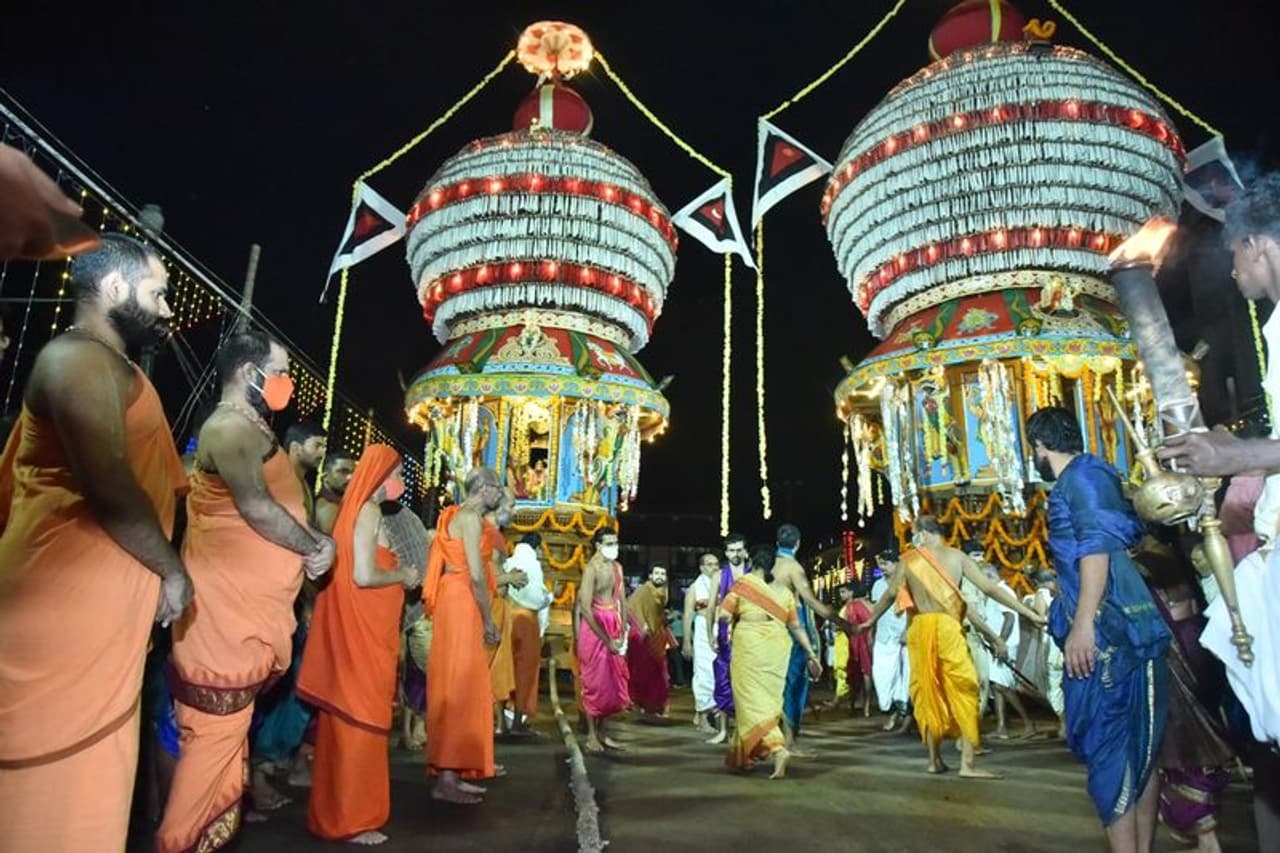 <p>ವಿಶ್ವಗುರು ಶ್ರೀಮನ್ಮಧ್ವಾಚಾರ್ಯರು ಶ್ರೀಕೃಷ್ಣನನ್ನು ಉಡುಪಿಯಲ್ಲಿ ಪ್ರತಿಷ್ಠಾಪಿಸಿದ ದಿನಾಚರಣೆಯ ಅಂಗವಾಗಿ ನಡೆಯುವ ಸಪ್ತೋತ್ಸವ ಕಾರ್ಯಕ್ರಮ ಶನಿವಾರ ಶ್ರೀಕೃಷ್ಣ ಮಠದ ರಾಜಾಂಗಣದ ನರಹರಿತೀರ್ಥ ವೇದಿಕೆಯಲ್ಲಿ, ಪರ್ಯಾಯ ಶ್ರೀ ಅದಮಾರು ಮಠದ ಆಶ್ರಯದಲ್ಲಿ ನಡೆಯಿತು. </p> <p>ವಿಶ್ವಗುರು ಶ್ರೀಮನ್ಮಧ್ವಾಚಾರ್ಯರು ಶ್ರೀಕೃಷ್ಣನನ್ನು ಉಡುಪಿಯಲ್ಲಿ ಪ್ರತಿಷ್ಠಾಪಿಸಿದ ದಿನಾಚರಣೆಯ ಅಂಗವಾಗಿ ನಡೆಯುವ ಸಪ್ತೋತ್ಸವ ಕಾರ್ಯಕ್ರಮ ಶನಿವಾರ ಶ್ರೀಕೃಷ್ಣ ಮಠದ ರಾಜಾಂಗಣದ ನರಹರಿತೀರ್ಥ ವೇದಿಕೆಯಲ್ಲಿ, ಪರ್ಯಾಯ ಶ್ರೀ ಅದಮಾರು ಮಠದ ಆಶ್ರಯದಲ್ಲಿ ನಡೆಯಿತು. </p>