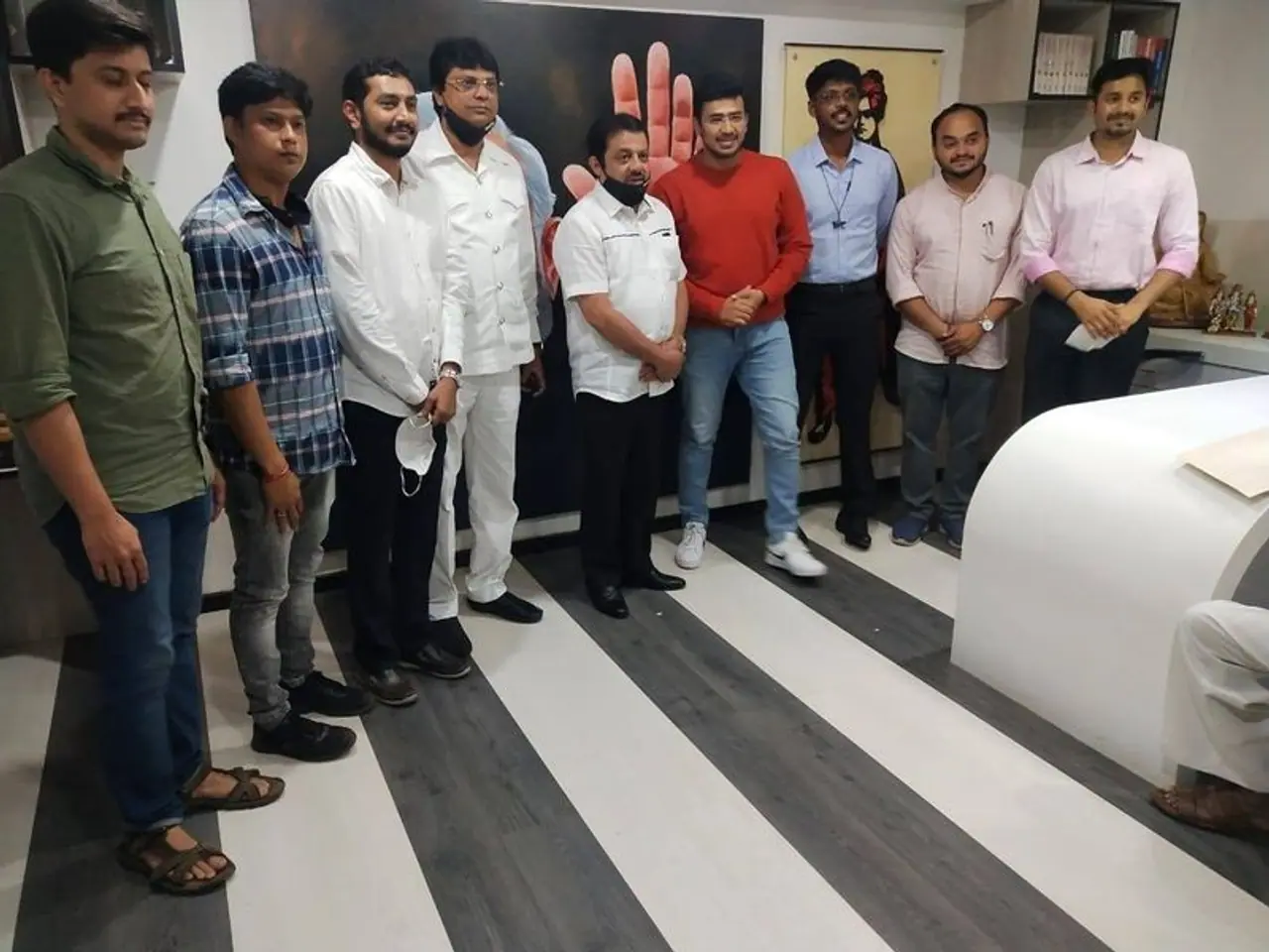 <p>ಕಾಂಗ್ರೆಸ್ ನಾಯಕ ಚಾಮರಾಜಪೇಟೆ ಶಾಸಕ ಬಿಝಡ್ ಜಮೀರ್ ಅಹಮದ್ ಖಾನ್ ಬೆಂಗಳೂರು ದಕ್ಷಿಣ ಸಂಸದ, ಬಿಜೆಪಿ ಯುವಮೋರ್ಚಾ ರಾಷ್ಟ್ರೀಯ ಅಧ್ಯಕ್ಷ ತೇಜಸ್ವಿ ಸೂರ್ಯ ಕಚೇರಿಗೆ ಭೇಟಿ ನೀಡಿ ಅಚ್ಚರಿ ಮೂಡಿಸಿದ್ದಾರೆ.</p> <p>ಕಾಂಗ್ರೆಸ್ ನಾಯಕ ಚಾಮರಾಜಪೇಟೆ ಶಾಸಕ ಬಿಝಡ್ ಜಮೀರ್ ಅಹಮದ್ ಖಾನ್ ಬೆಂಗಳೂರು ದಕ್ಷಿಣ ಸಂಸದ, ಬಿಜೆಪಿ ಯುವಮೋರ್ಚಾ ರಾಷ್ಟ್ರೀಯ ಅಧ್ಯಕ್ಷ ತೇಜಸ್ವಿ ಸೂರ್ಯ ಕಚೇರಿಗೆ ಭೇಟಿ ನೀಡಿ ಅಚ್ಚರಿ ಮೂಡಿಸಿದ್ದಾರೆ.</p>