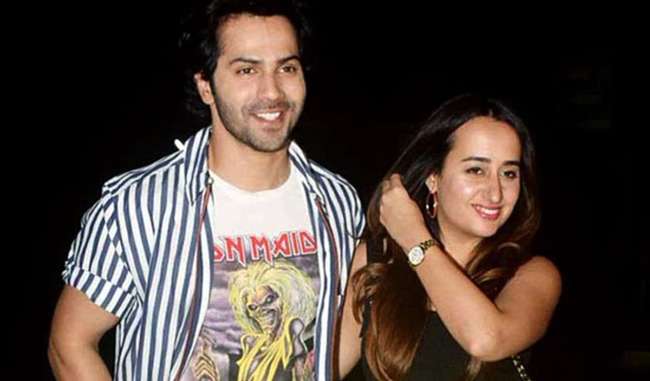 <p>ಕೂಲಿ ನಂಬರ್ 1 ನಟ ವರುಣ್ ಧವನ್ ತನ್ನ ಬಾಲ್ಯದ ಗೆಳತಿ ನತಾಶಾ ದಲಾಲ್ ಅವರೊಂದಿಗೆ ವೈವಾಹಿಕ ಜೀವನಕ್ಕೆ ಕಾಲಿಡಬೇಕಾಗಿತ್ತು. ಆದರೆ ಕೋವಿಡ್ 19 ಕಾರಣದಿಂದ ಗೊಂದಲ ಸೃಷ್ಟಿಯಾಗಿದೆ. </p> <p>ಕೂಲಿ ನಂಬರ್ 1 ನಟ ವರುಣ್ ಧವನ್ ತನ್ನ ಬಾಲ್ಯದ ಗೆಳತಿ ನತಾಶಾ ದಲಾಲ್ ಅವರೊಂದಿಗೆ ವೈವಾಹಿಕ ಜೀವನಕ್ಕೆ ಕಾಲಿಡಬೇಕಾಗಿತ್ತು. ಆದರೆ ಕೋವಿಡ್ 19 ಕಾರಣದಿಂದ ಗೊಂದಲ ಸೃಷ್ಟಿಯಾಗಿದೆ. </p>