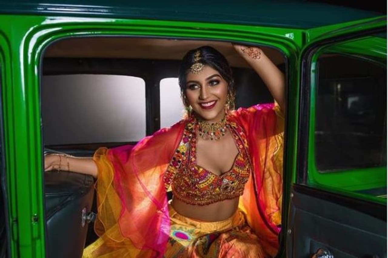 <p>இருட்டு அறையில் முரட்டு குத்து படம் மூலம் ரசிகர்களின் கவர்ச்சி புயலாக பிரபலமானவர் யாஷிகா ஆனந்த். அதன் பின்னர் பிக்பாஸ் நிகழ்ச்சியில் பங்கேற்றதன் மூலம் பட்டி, தொட்டி எல்லாம் பிரபலமானார். </p> <p>இருட்டு அறையில் முரட்டு குத்து படம் மூலம் ரசிகர்களின் கவர்ச்சி புயலாக பிரபலமானவர் யாஷிகா ஆனந்த். அதன் பின்னர் பிக்பாஸ் நிகழ்ச்சியில் பங்கேற்றதன் மூலம் பட்டி, தொட்டி எல்லாம் பிரபலமானார். </p>