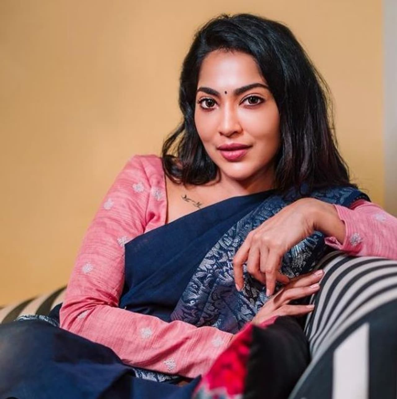 <p>சோபாவில் சாய்ந்து போஸ் கொடுக்கும் ரம்யா </p> <p>சோபாவில் சாய்ந்து போஸ் கொடுக்கும் ரம்யா </p>