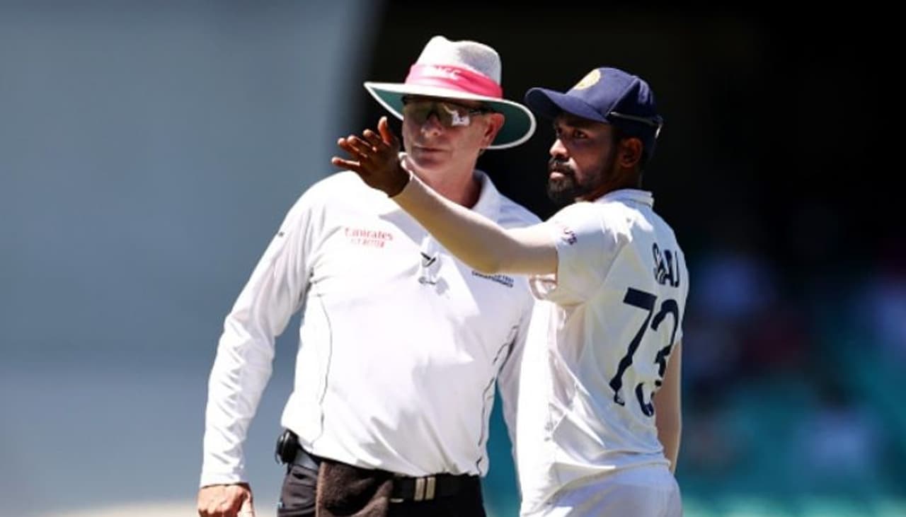 <p>இந்தியா ஆஸ்திரேலியா இடையேயான சிட்னி டெஸ்ட்டில் முகமது சிராஜை ஆஸி., ரசிகர்கள் சிலர் மது அருந்திவிட்டு இனவெறியுடன் விமர்சித்ததாக சிராஜ் களநடுவர்களிடம் புகார் கூறினார். இதுதொடர்பாக கேப்டன் ரஹானே, சீனியர் வீரர் அஷ்வின், சிராஜ் ஆகியோர் களநடுவர்கள் மற்றும் போட்டி ரெஃப்ரியிடம் புகாரளித்தனர்.</p> <p>இந்தியா ஆஸ்திரேலியா இடையேயான சிட்னி டெஸ்ட்டில் முகமது சிராஜை ஆஸி., ரசிகர்கள் சிலர் மது அருந்திவிட்டு இனவெறியுடன் விமர்சித்ததாக சிராஜ் களநடுவர்களிடம் புகார் கூறினார். இதுதொடர்பாக கேப்டன் ரஹானே, சீனியர் வீரர் அஷ்வின், சிராஜ் ஆகியோர் களநடுவர்கள் மற்றும் போட்டி ரெஃப்ரியிடம் புகாரளித்தனர்.</p>