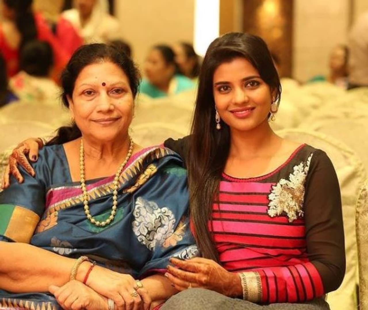 <p>அழகு அம்மாவுடன் ஐஸ்வர்யா ராஜேஷ் </p> <p>அழகு அம்மாவுடன் ஐஸ்வர்யா ராஜேஷ் </p>