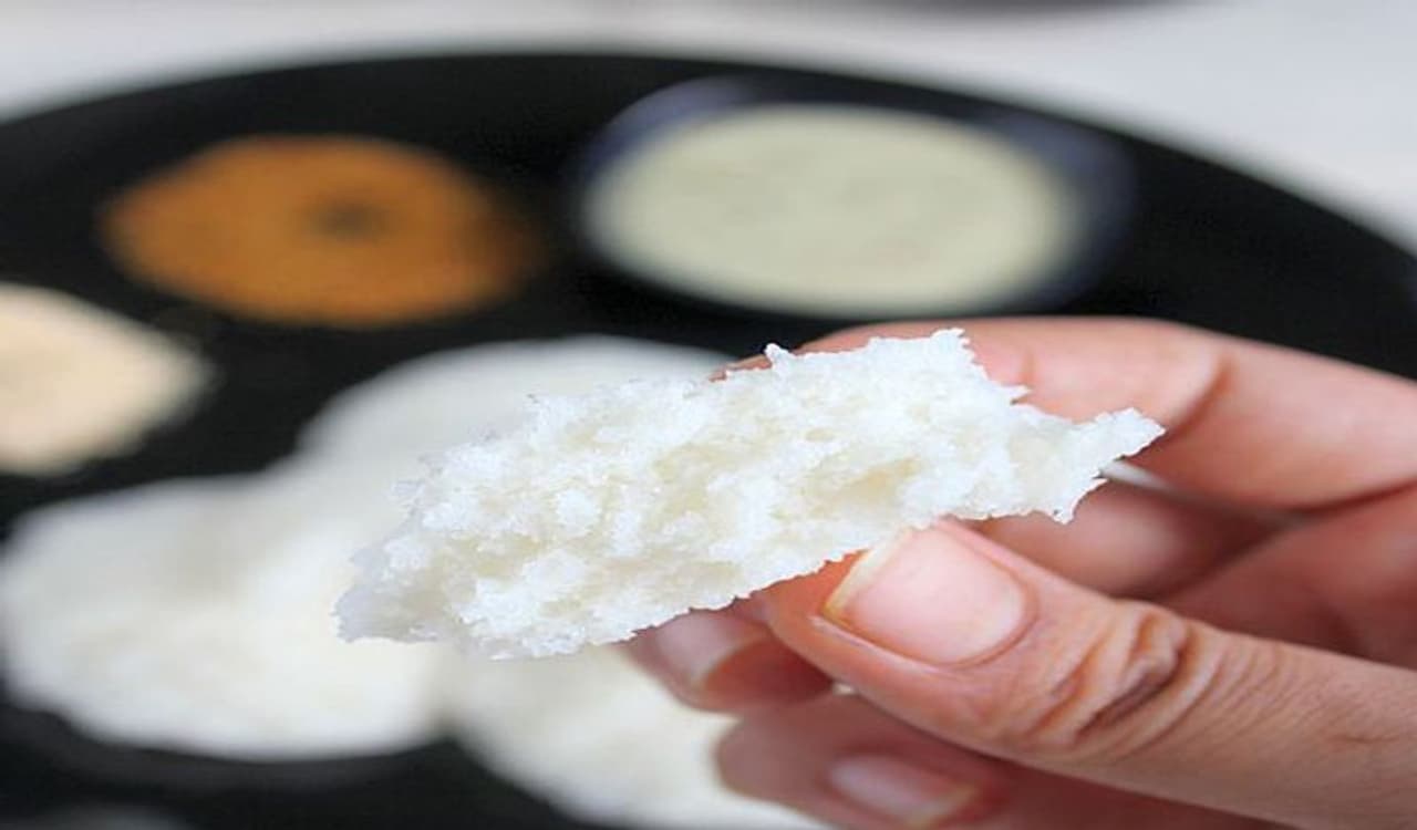 <p>ತಜ್ಞರ ಪ್ರಕಾರ, ದಿನದ ಯಾವುದೇ ಸಮಯದಲ್ಲಿ ಇಡ್ಲಿಯನ್ನು ತಿನ್ನಬಹುದು. ಆದರೆ, ಬೆಳಿಗ್ಗೆ ಉಪಾಹಾರದಲ್ಲಿ ಇಡ್ಲಿ ತಿನ್ನುವುದು ಹೆಚ್ಚಿನ ಪ್ರಯೋಜನಗಳನ್ನು ಹೊಂದಿದೆ. ಇಡ್ಲಿ ಉಪಾಹಾರದಲ್ಲಿ ಸೇವಿಸುವುದರಿಂದ ಆರೋಗ್ಯದ ಪ್ರಯೋಜನಗಳೇನು ಎಂದು ತಿಳಿಯೋಣ.</p> <p>ತಜ್ಞರ ಪ್ರಕಾರ, ದಿನದ ಯಾವುದೇ ಸಮಯದಲ್ಲಿ ಇಡ್ಲಿಯನ್ನು ತಿನ್ನಬಹುದು. ಆದರೆ, ಬೆಳಿಗ್ಗೆ ಉಪಾಹಾರದಲ್ಲಿ ಇಡ್ಲಿ ತಿನ್ನುವುದು ಹೆಚ್ಚಿನ ಪ್ರಯೋಜನಗಳನ್ನು ಹೊಂದಿದೆ. ಇಡ್ಲಿ ಉಪಾಹಾರದಲ್ಲಿ ಸೇವಿಸುವುದರಿಂದ ಆರೋಗ್ಯದ ಪ್ರಯೋಜನಗಳೇನು ಎಂದು ತಿಳಿಯೋಣ.</p>