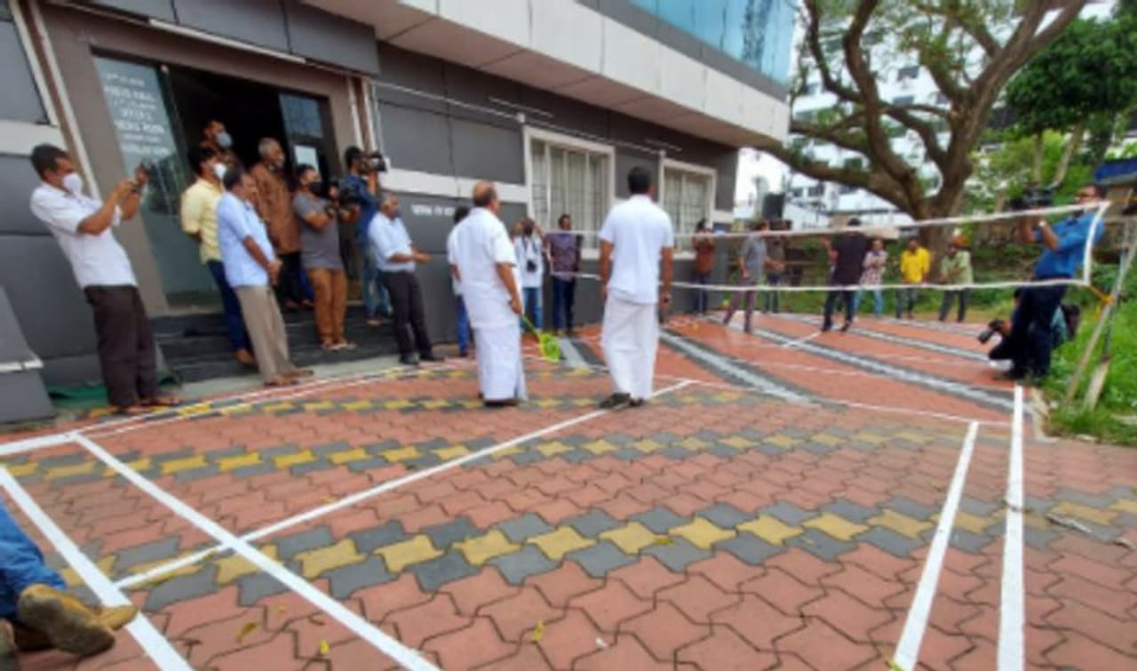 <p>കളിക്ക് ശേഷം മാധ്യമപ്രവര്ത്തകരെ കണ്ടപ്പോള് മുപ്പത് കൊല്ലത്തിന് ശേഷം ആദ്യമായാണ് ബാറ്റില് തൊടുന്നതെന്ന് പി സി ജോര്ജ്ജ് അവകാശപ്പെട്ടു. എന്റെ എതിരാളികള് ജയിക്കണമെന്നാണ് താന് ആഗ്രഹിച്ചതെന്നും പി സി ജോര്ജ്ജ് പറഞ്ഞു. </p> <p>കളിക്ക് ശേഷം മാധ്യമപ്രവര്ത്തകരെ കണ്ടപ്പോള് മുപ്പത് കൊല്ലത്തിന് ശേഷം ആദ്യമായാണ് ബാറ്റില് തൊടുന്നതെന്ന് പി സി ജോര്ജ്ജ് അവകാശപ്പെട്ടു. എന്റെ എതിരാളികള് ജയിക്കണമെന്നാണ് താന് ആഗ്രഹിച്ചതെന്നും പി സി ജോര്ജ്ജ് പറഞ്ഞു. </p>