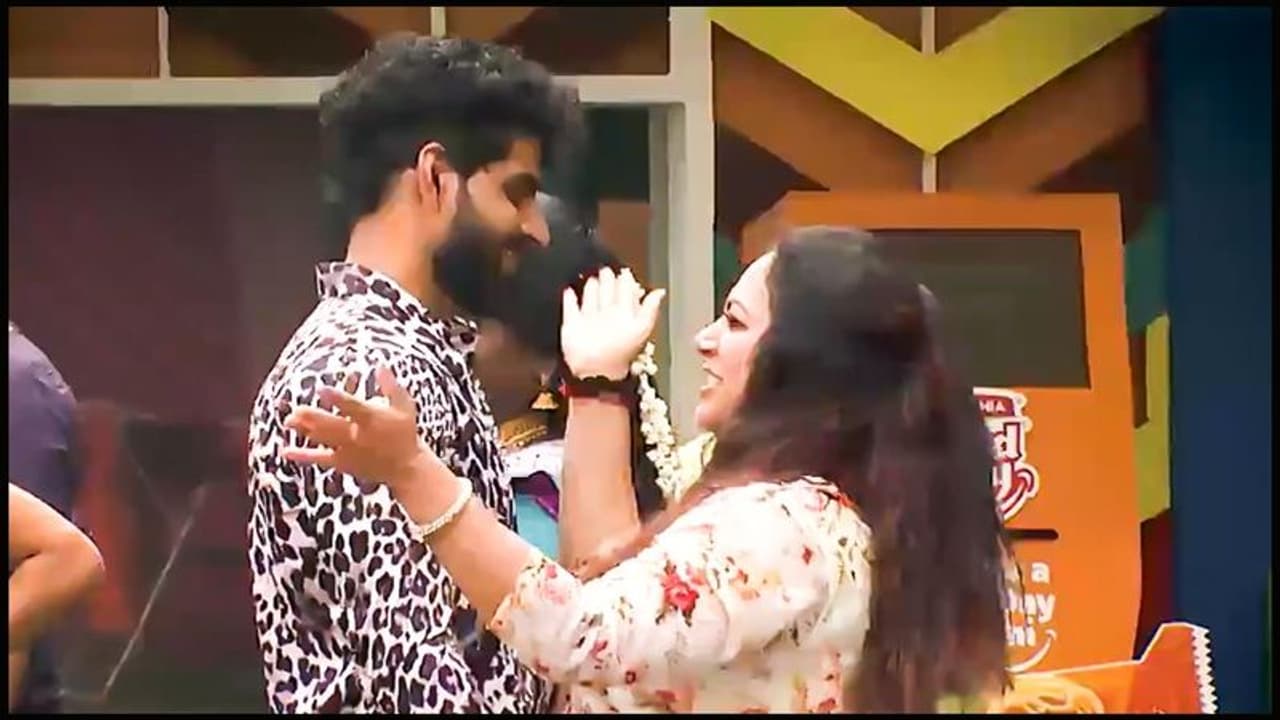 <p>இதுநாள் வரை, சண்டை பிரச்சனை என இருந்த பிக்பாஸ் வீடு தற்போது எந்த பிரச்னையும் இல்லாமல் அவ்வப்போது ஆனந்த கண்ணீரால் நிறைந்து வருகிறது.</p> <p>இதுநாள் வரை, சண்டை பிரச்சனை என இருந்த பிக்பாஸ் வீடு தற்போது எந்த பிரச்னையும் இல்லாமல் அவ்வப்போது ஆனந்த கண்ணீரால் நிறைந்து வருகிறது.</p>