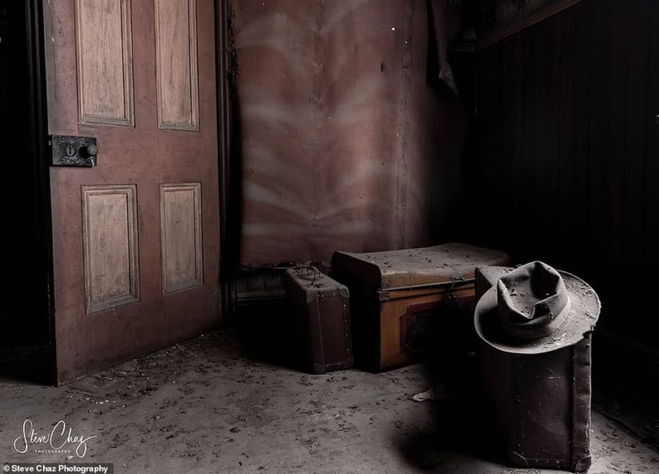 <p>സുഹൃത്തുക്കള്‍ക്കൊപ്പം ഡിസംബര്‍ ആറിനാണ് നഗരത്തില്‍ നിന്നും പ്രധാന റോഡില്‍ നിന്നും മാറിയൊരിടത്തേക്ക് ഷാസ് കാമ്പിങ് ട്രിപ്പ് നടത്തിയത്. അത് ചെന്നെത്തിയതോ ഉപേക്ഷിക്കപ്പെട്ട ഈ വീട്ടിലും. 1900 കളുടെ തുടക്കത്തിലെപ്പോഴോ ആണ് ഈ വീട് പണിതത് എന്ന് കരുതുന്നു. 1930 കളിലും 40 കളിലുമാണ് ഇവിടെ ആളുകള്‍ താമസിച്ചതെന്നാണ് കരുതുന്നത് ഷാസ് ഡെയ്ലി മെയില്‍ ഓസ്ട്രേലിയയോട് പറഞ്ഞു.</p>