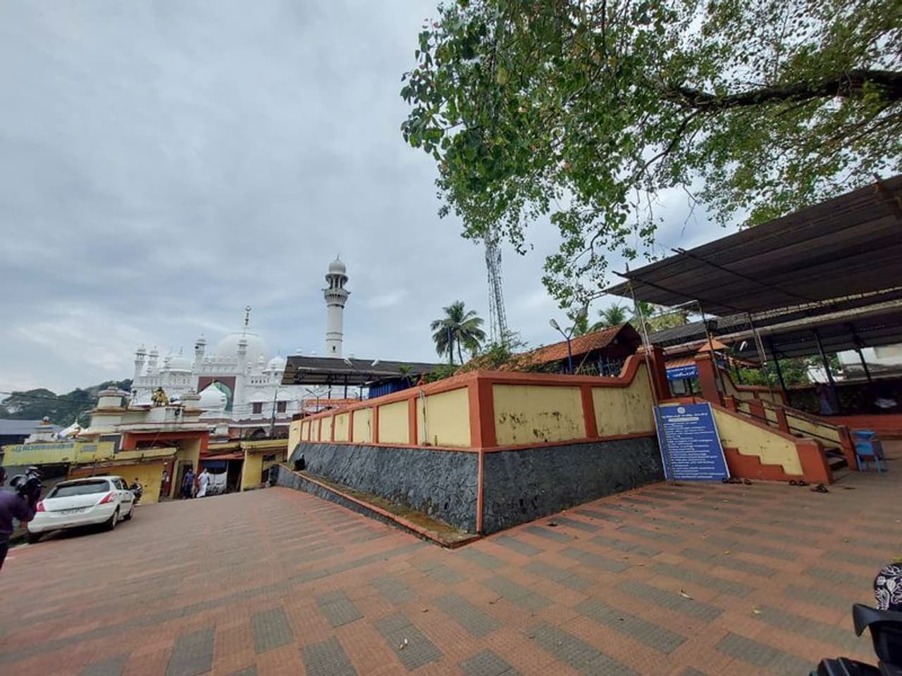 <p>ചരിത്ര പ്രസിദ്ധമായ എരുമേലി പേട്ട തുള്ളൽ പുരോഗമിക്കുന്നു. കോവിഡിനെ തുടർന്ന് ആഘോഷങ്ങൾ ഇല്ലാതെ ആചാര അനുഷ്ടാനങ്ങളോട് കൂടി മാത്രമാണ് ഇത്തവണത്തെ ചടങ്ങുകള്. 11.30 യോടെ അമ്പലപ്പുഴ സംഘത്തിന്റെ പേട്ട തുള്ളൽ ആരംഭിച്ചു. </p> <p>ചരിത്ര പ്രസിദ്ധമായ എരുമേലി പേട്ട തുള്ളൽ പുരോഗമിക്കുന്നു. കോവിഡിനെ തുടർന്ന് ആഘോഷങ്ങൾ ഇല്ലാതെ ആചാര അനുഷ്ടാനങ്ങളോട് കൂടി മാത്രമാണ് ഇത്തവണത്തെ ചടങ്ങുകള്. 11.30 യോടെ അമ്പലപ്പുഴ സംഘത്തിന്റെ പേട്ട തുള്ളൽ ആരംഭിച്ചു. </p>