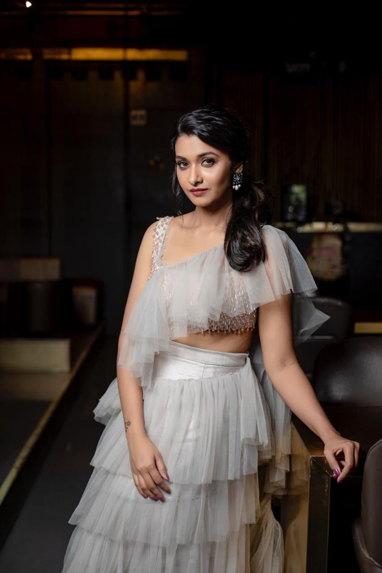 <p>சின்னத்திரை பிரபலங்கள் பலரும் வெள்ளித்திரையில் கால் பதித்து வெற்றி கொடி நாட்டி வருகின்றனர். சின்னத்திரை நயன்தாரா என ரசிகர்களால் வர்ணிக்கப்படும் வாணி போஜனை தொடர்ந்து கோலிவுட்டில் முன்னணி நடிகையாக உயர்ந்து வருகிறார் பிரியா பவானி சங்கர்.</p> <p>சின்னத்திரை பிரபலங்கள் பலரும் வெள்ளித்திரையில் கால் பதித்து வெற்றி கொடி நாட்டி வருகின்றனர். சின்னத்திரை நயன்தாரா என ரசிகர்களால் வர்ணிக்கப்படும் வாணி போஜனை தொடர்ந்து கோலிவுட்டில் முன்னணி நடிகையாக உயர்ந்து வருகிறார் பிரியா பவானி சங்கர்.</p>