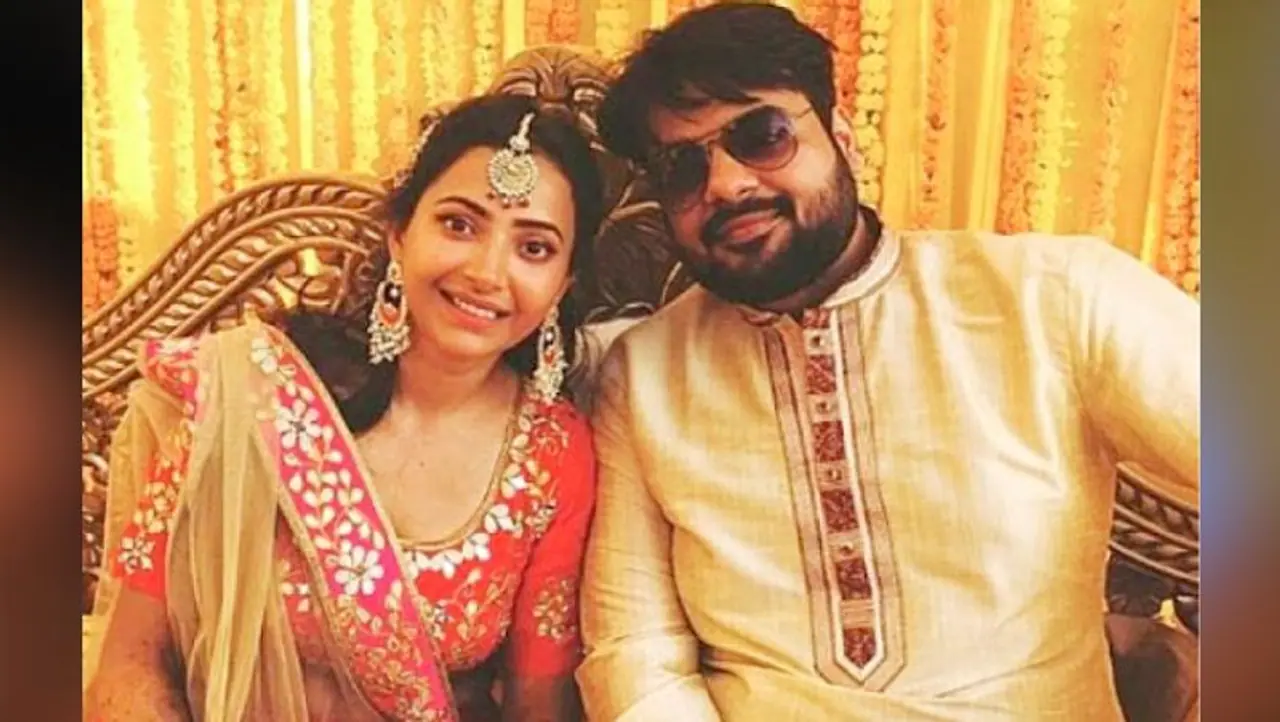 <p>திரையுலகில் 3 நாள் கொண்டாட்டமாக அரங்கேறும் பல திருமணங்கள் ஓராண்டுக்குள் விவகாரத்தில் முடிவதை காண முடிகிறது. அப்படி விபச்சார வழக்கில் சிக்கியதால் பிரச்சனைகளை சந்தித்த பிரபல நடிகை விவகாரத்து பெற்றது குறித்து மனம் திறந்துள்ளார்.<br />&nbsp;</p>