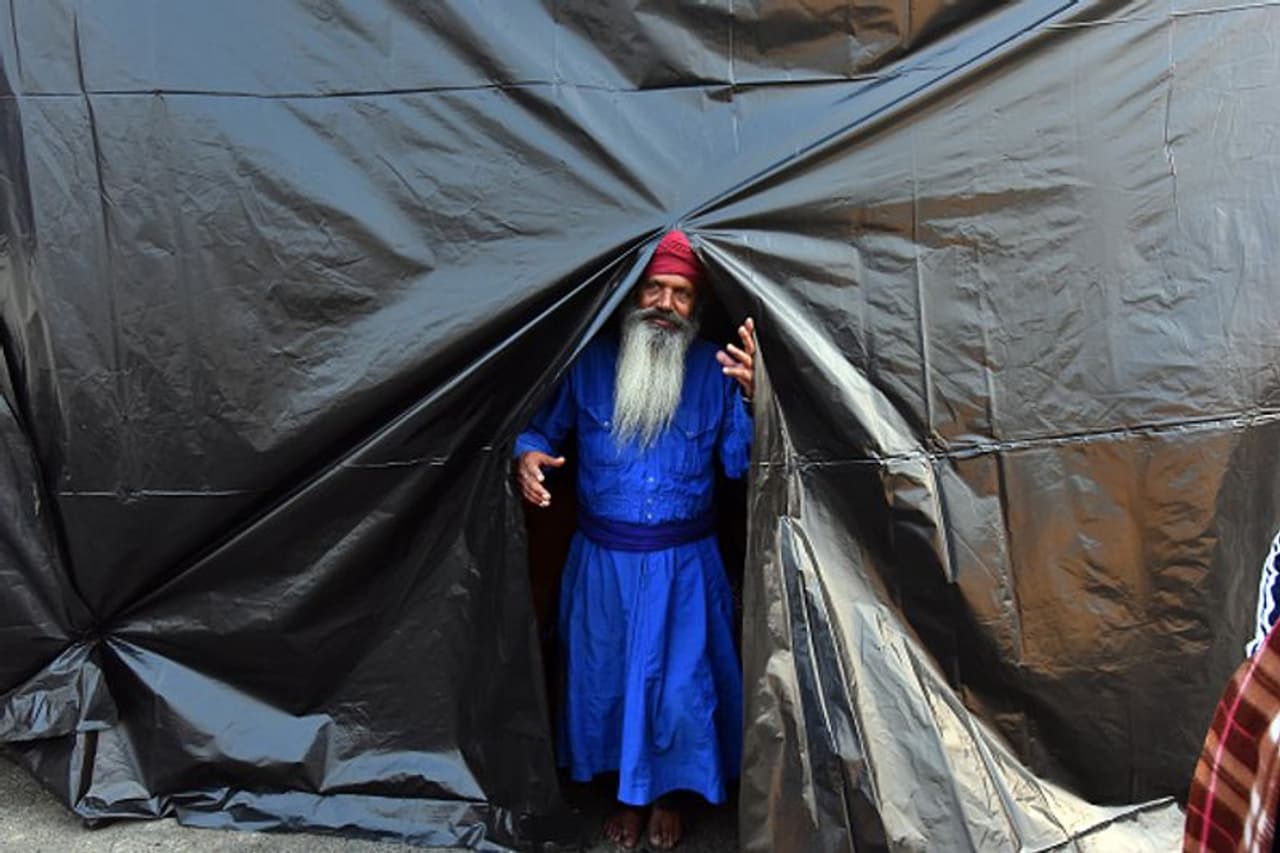 <p>നിയമം നടപ്പാക്കിയ കേന്ദ്ര സര്ക്കാര് നിലപാടിൽ അതൃപ്തി പ്രകടിപ്പിച്ച കോടതി പല സംസ്ഥാനങ്ങളിൽ നിന്നും കര്ഷകര് ബില്ലിനെതിരെ രംഗത്ത് വന്നത് ചൂണ്ടിക്കാട്ടി. പല സംസ്ഥാനങ്ങളും എതിർക്കുന്ന നിയമങ്ങളിൽ എന്ത് കൂടിയാലോചന നടന്നുവെന്ന് കോടതി കേന്ദ്രസര്ക്കാരിനോട് ചോദിച്ചു. </p> <p>നിയമം നടപ്പാക്കിയ കേന്ദ്ര സര്ക്കാര് നിലപാടിൽ അതൃപ്തി പ്രകടിപ്പിച്ച കോടതി പല സംസ്ഥാനങ്ങളിൽ നിന്നും കര്ഷകര് ബില്ലിനെതിരെ രംഗത്ത് വന്നത് ചൂണ്ടിക്കാട്ടി. പല സംസ്ഥാനങ്ങളും എതിർക്കുന്ന നിയമങ്ങളിൽ എന്ത് കൂടിയാലോചന നടന്നുവെന്ന് കോടതി കേന്ദ്രസര്ക്കാരിനോട് ചോദിച്ചു. </p>