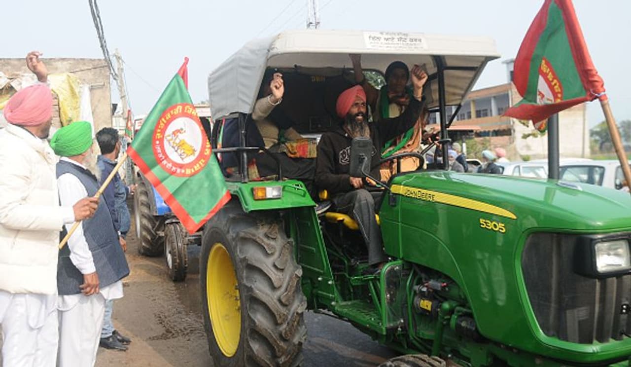 <p>ಕೇಂದ್ರದ ಕೃಷಿ ಕಾಯ್ದೆ ವಿರೋಧಿಸಿ ಪ್ರತಿಭಟನೆ ತೀವ್ರಗೊಳಿಸಲು ರೈತರು ಜನವರಿ 26ರ ಗಣರಾಜ್ಯೋತ್ಸವ ದಿನಾಚರಣೆಯಂದ ಟ್ರಾಕ್ಟರ್ ರ‍್ಯಾಲಿನಡೆಸಲು ರೈತರಿಗೆ ಅನುಮತಿ ಸಿಕ್ಕಿದೆ.</p>