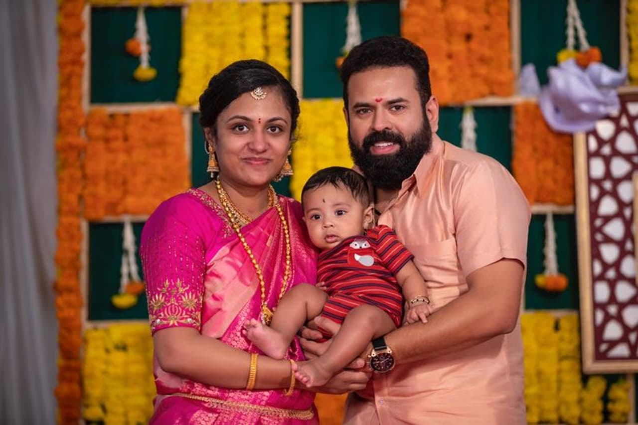 <p>ಯುವರತ್ನ ಚಿತ್ರದ ನಿರ್ದೇಶಕ ಸಂತೋಷ್‌ ಆನಂದ್ ರಾಮ್ ಆಗಸ್ಟ್‌ 17,2020ರಲ್ಲಿ ಗಂಡು ಮಗುವನ್ನು ಕುಟುಂಬಕ್ಕೆ ಬರ ಮಾಡಿಕೊಂಡರು.</p>