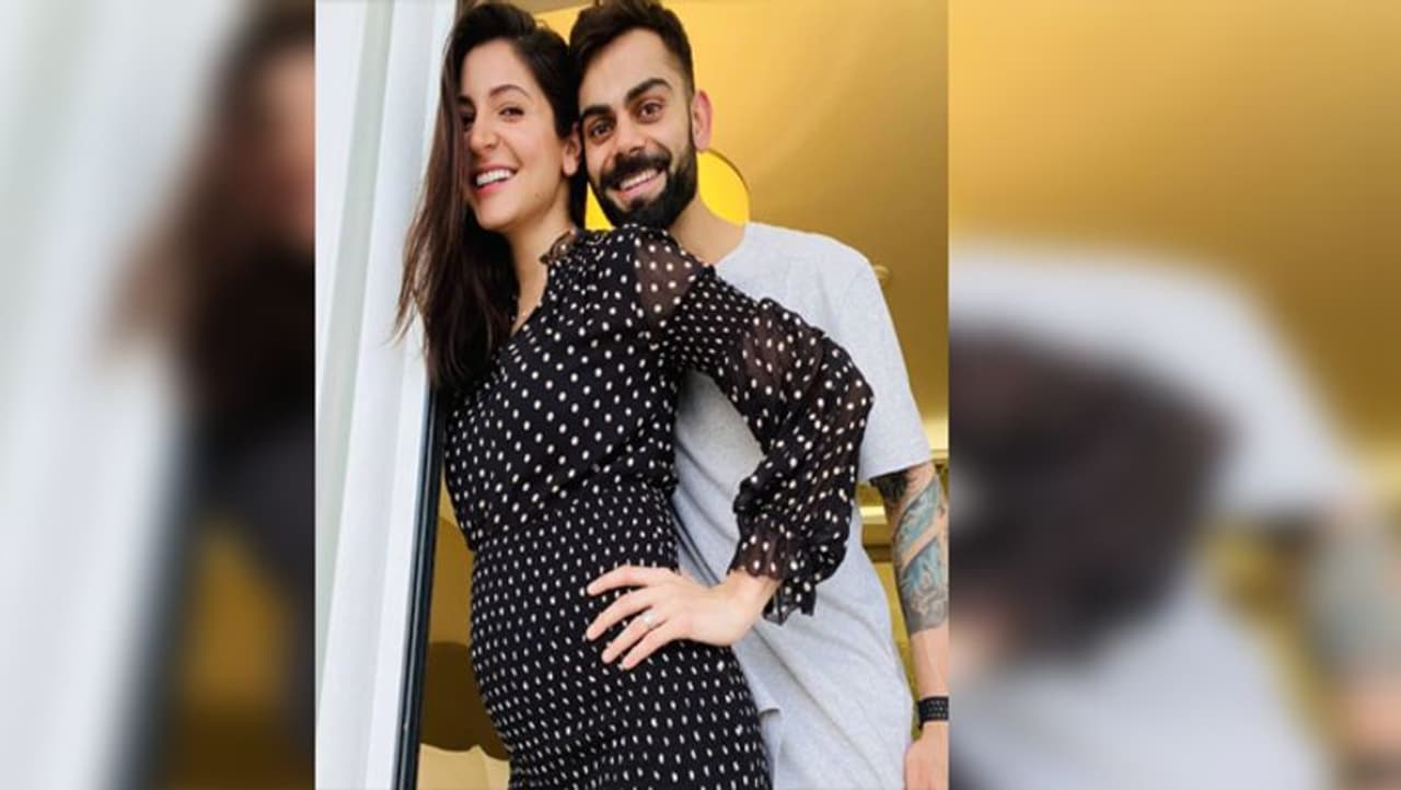 <p>ಟೀಂ ಇಂಡಿಯಾ ನಾಯಕ ವಿರಾಟ್ ಕೊಹ್ಲಿ ಅನುಷ್ಕಾ ಶರ್ಮಾ ದಂಪತಿ ಹೆಣ್ಣು ಮಗುವಿಗೆ ಜನ್ಮ ನೀಡಿದ್ದಾರೆ..</p>