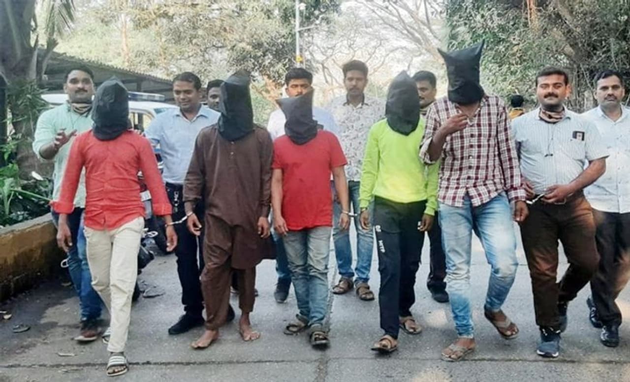 <p>ತನ್ನ ಸಹೋದರನ ಹತ್ಯೆಯ ಸೇಡು ತೀರಿಸಿಕೊಳ್ಳಲು ಬಯಸಿದ್ದಳು. ವಾಸ್ತವವಾಗಿ, ಮುಂಬೈ ಪೊಲೀಸರು ಮಹಿಳೆ ಸೇರಿ ಐವರನ್ನು ಬಂಧಿಸಿದ್ದಾರೆ.</p> <p>ತನ್ನ ಸಹೋದರನ ಹತ್ಯೆಯ ಸೇಡು ತೀರಿಸಿಕೊಳ್ಳಲು ಬಯಸಿದ್ದಳು. ವಾಸ್ತವವಾಗಿ, ಮುಂಬೈ ಪೊಲೀಸರು ಮಹಿಳೆ ಸೇರಿ ಐವರನ್ನು ಬಂಧಿಸಿದ್ದಾರೆ.</p>