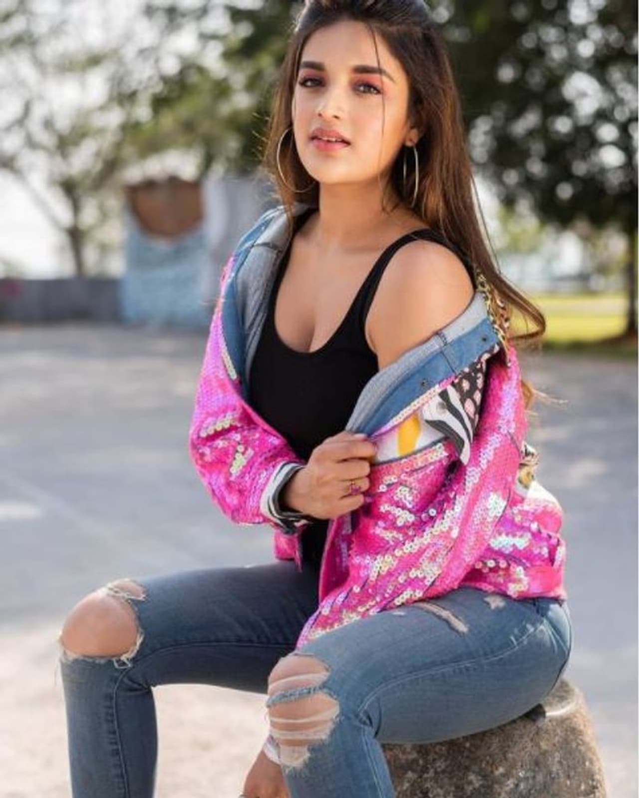 దక్షిణాదిన వరస సినిమాలతో దూసుకుపోతున్న ఇస్మార్ట్ బ్యూటీ నిధి అగర్వాల్. అందంతా ఒకేచోట పోగేసినట్లుగా ఉంటుంది. అయితే.. ఆమె అంత అందంగా మెరిసిపోవడానికి గల సీక్రెట్ ని ఇటీవల ఆమె స్వయంగా బయటపెట్టింది. దక్షిణాదిన వరస సినిమాలతో దూసుకుపోతున్న ఇస్మార్ట్ బ్యూటీ నిధి అగర్వాల్. అందంతా ఒకేచోట పోగేసినట్లుగా ఉంటుంది. అయితే.. ఆమె అంత అందంగా మెరిసిపోవడానికి గల సీక్రెట్ ని ఇటీవల ఆమె స్వయంగా బయటపెట్టింది.