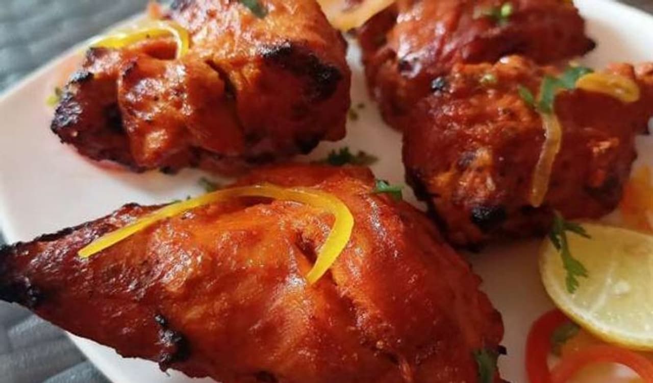 <p>మనలో చాలా మంది నాన్ వెజ్ ప్రియులు ఉండే ఉంటారు. వారానికి ఒకసారి నాన్ వెజ్ తినేవారు కొందరైతే.. ప్రతిరోజూ అసలు నాన్ వెజ్ లేనిది కనీసం ముద్ద కూడా దిగని జాబితా కూడా ఉంటుంది. అలాంటివాళ్లు కొన్ని విషయాలు కచ్చితంగా తెలుసుకోవాలి.</p>