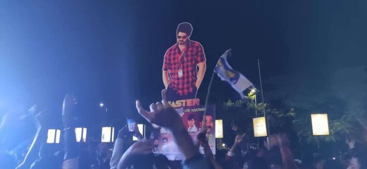 <p>லோகேஷ் கனகராஜ் இயக்கத்தில் விஜய், விஜய்சேதுபதி, ஆண்ட்ரியா, மாளவிகா மோகனன், சாந்தனு, அர்ஜுன் தாஸ், சஞ்சீவ், கெளரி கிஷன் உள்ளிட்ட பலரும் நடித்துள்ள திரைப்படம் மாஸ்டர். </p> <p>லோகேஷ் கனகராஜ் இயக்கத்தில் விஜய், விஜய்சேதுபதி, ஆண்ட்ரியா, மாளவிகா மோகனன், சாந்தனு, அர்ஜுன் தாஸ், சஞ்சீவ், கெளரி கிஷன் உள்ளிட்ட பலரும் நடித்துள்ள திரைப்படம் மாஸ்டர். </p>